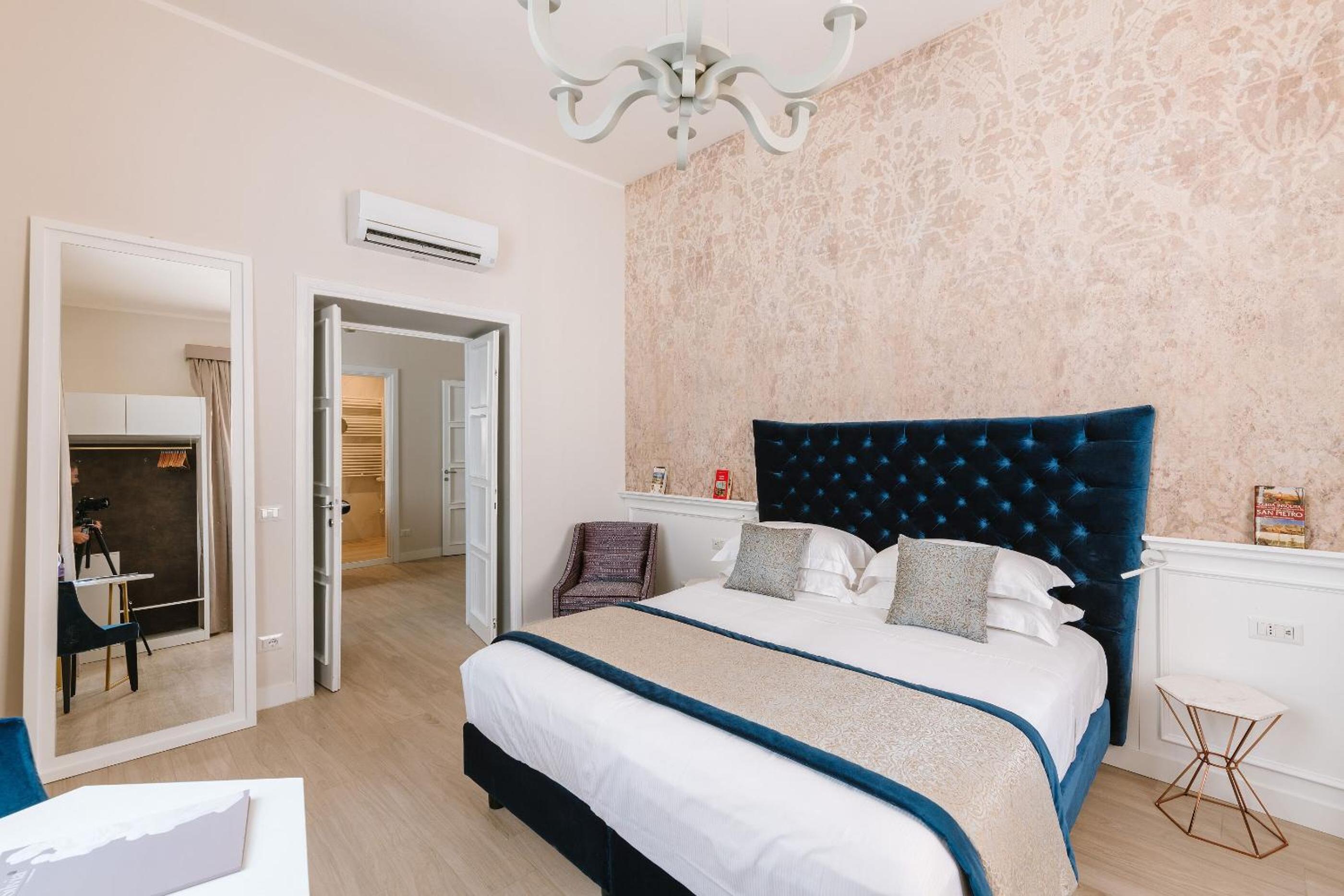 Deluxe King Suite photo 3