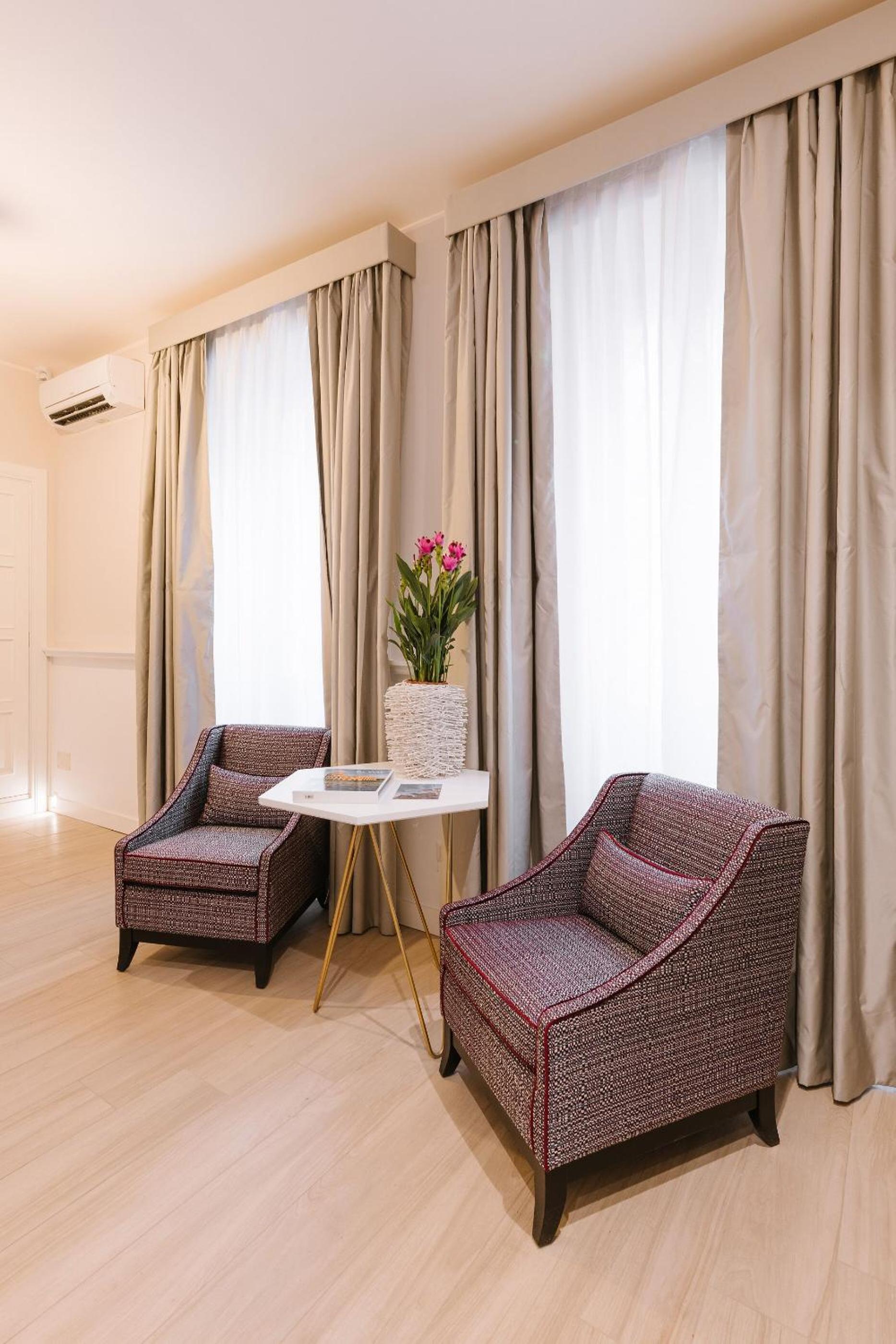 Deluxe King Suite photo 1