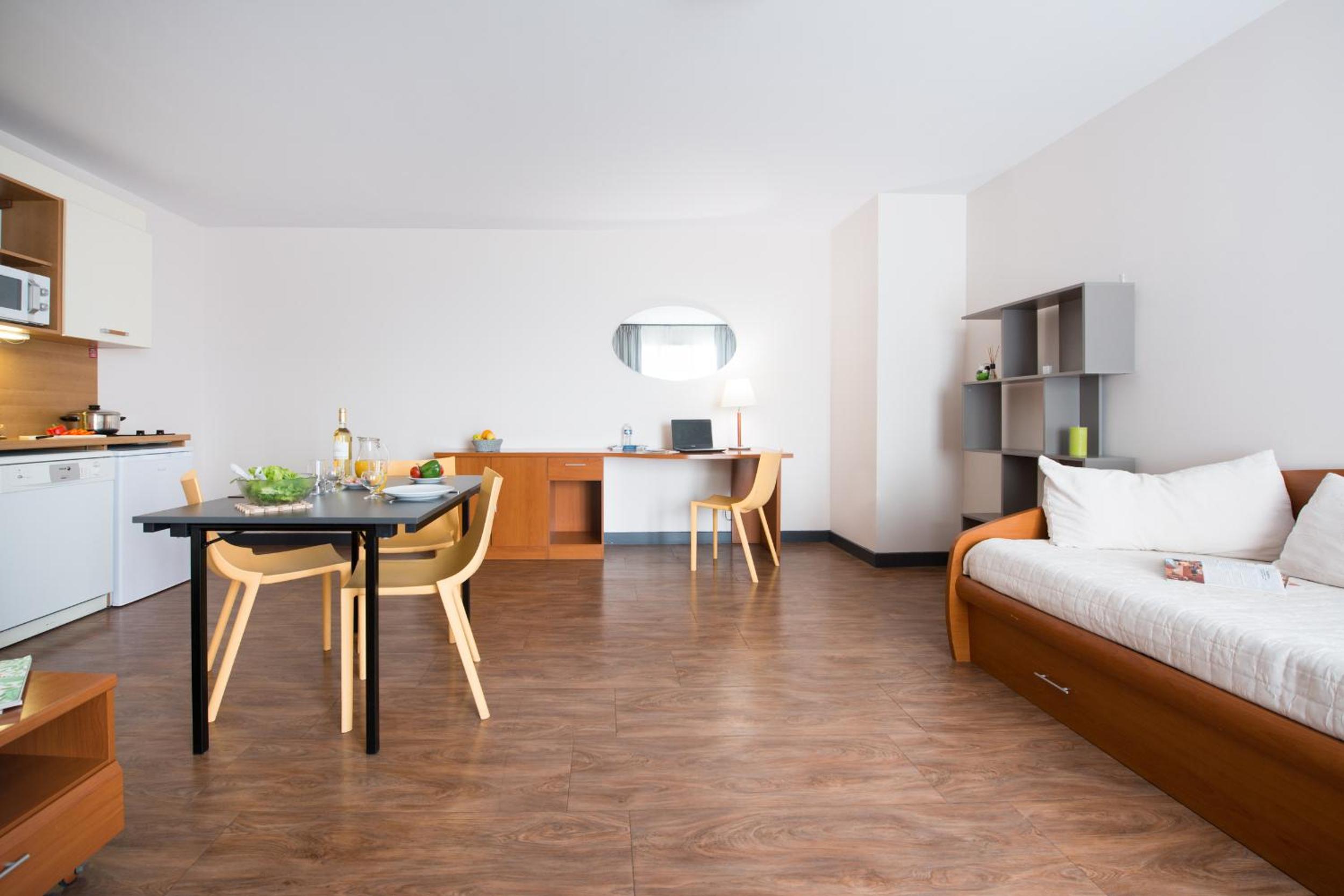 Superior One-Bedroom Apartment - Photo 4