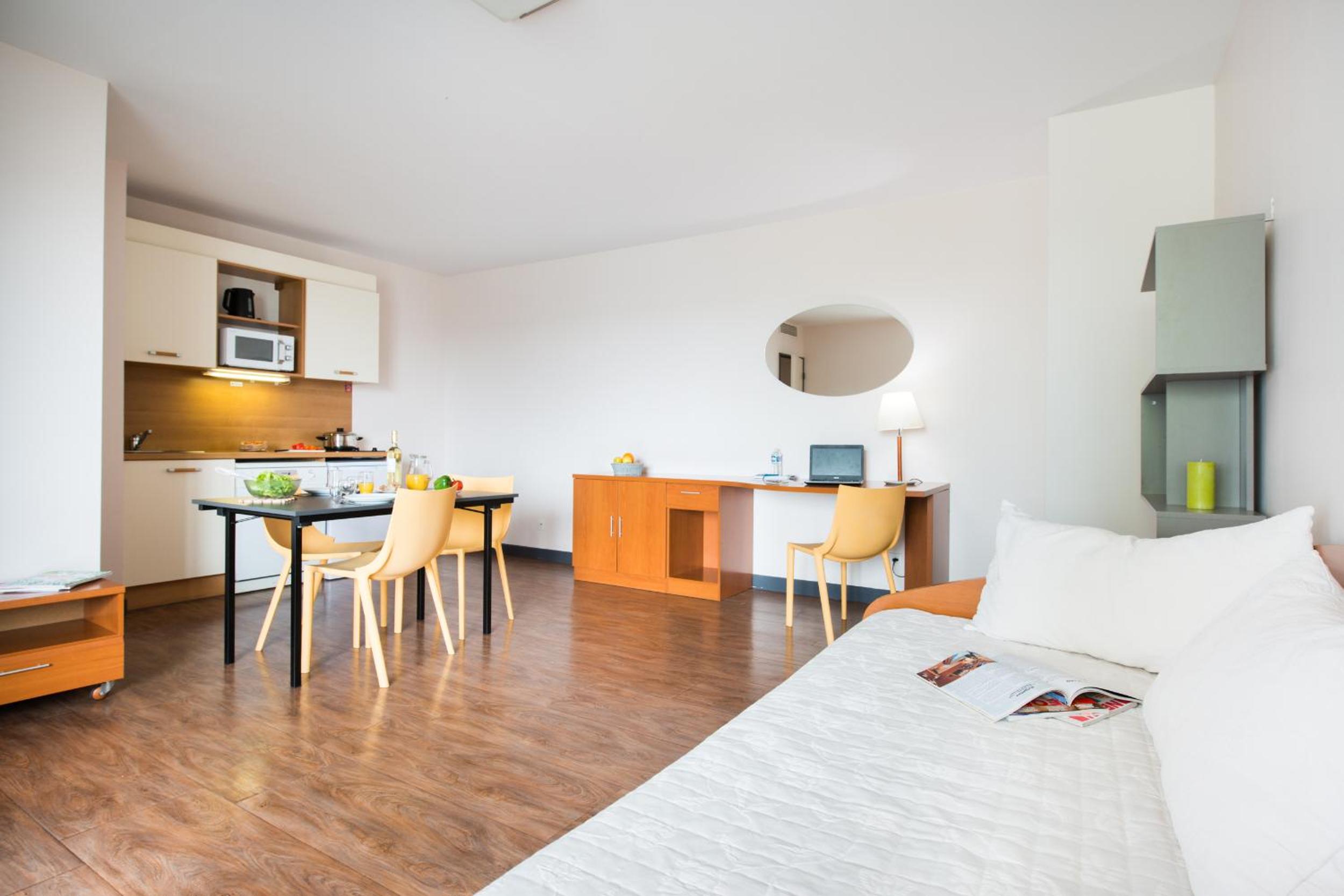 Superior One-Bedroom Apartment - Photo 3
