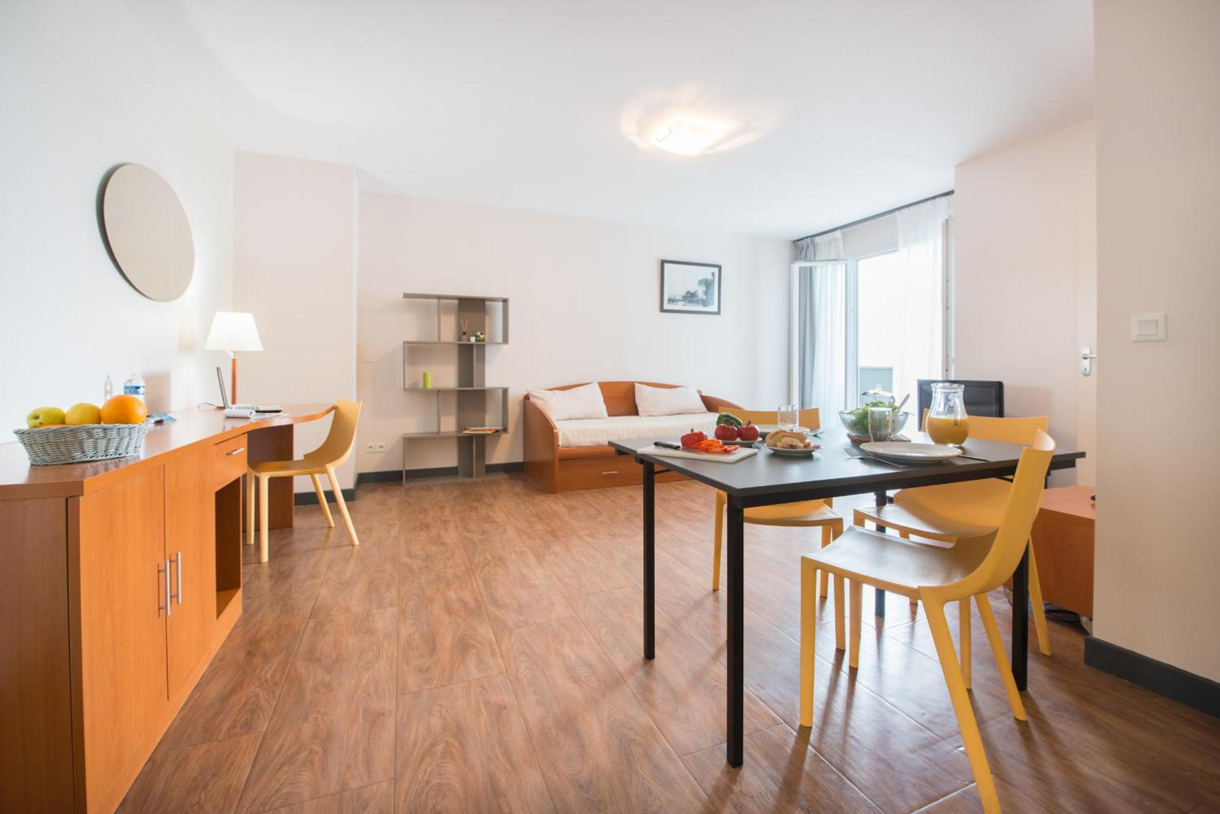 Superior One-Bedroom Apartment - Photo 1