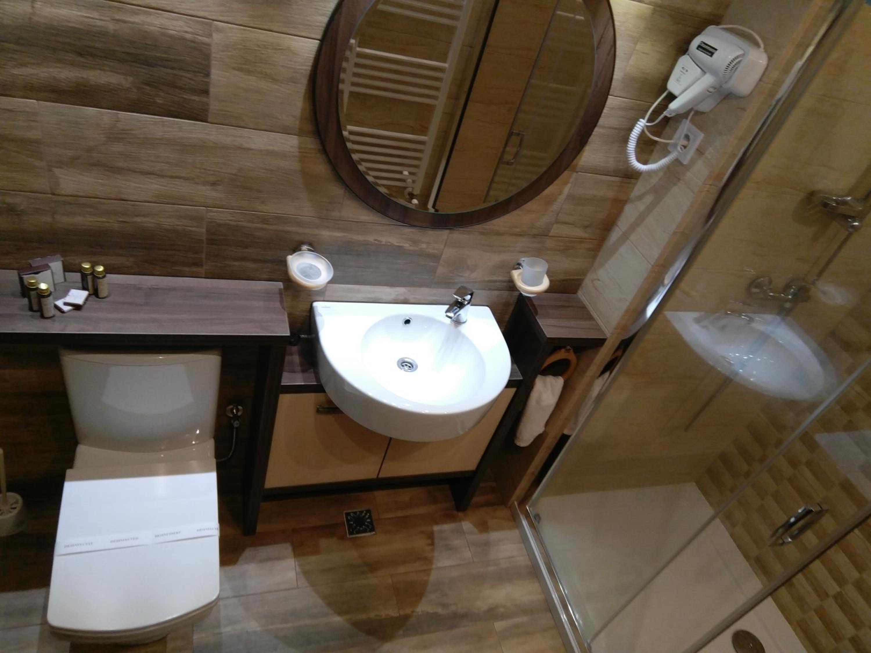 Double Room with Private Bathroom - Photo 10
