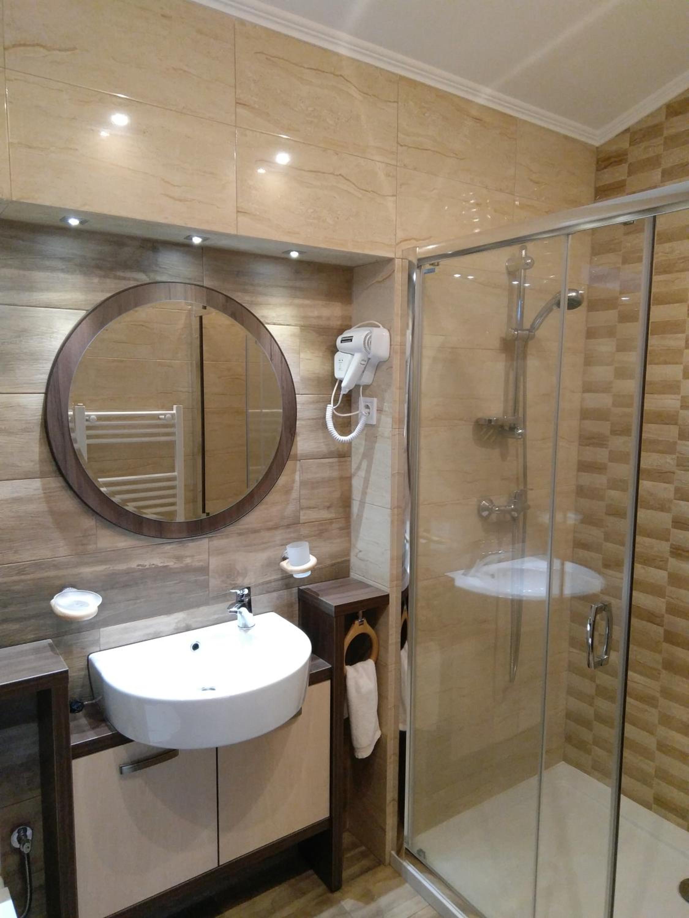 Double Room with Private Bathroom - Photo 11