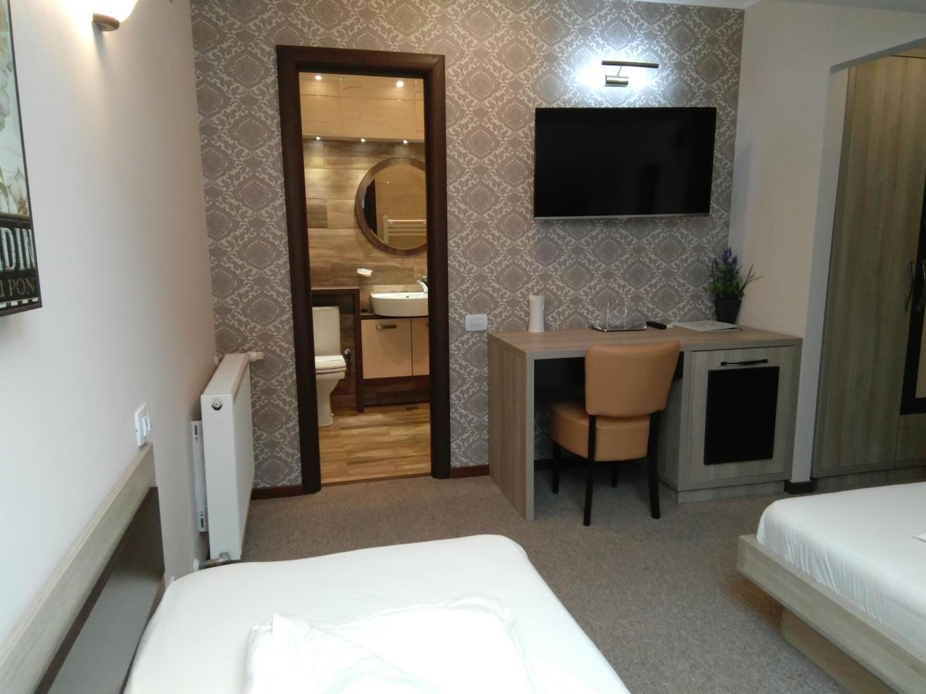 Double Room with Private Bathroom - Photo 12