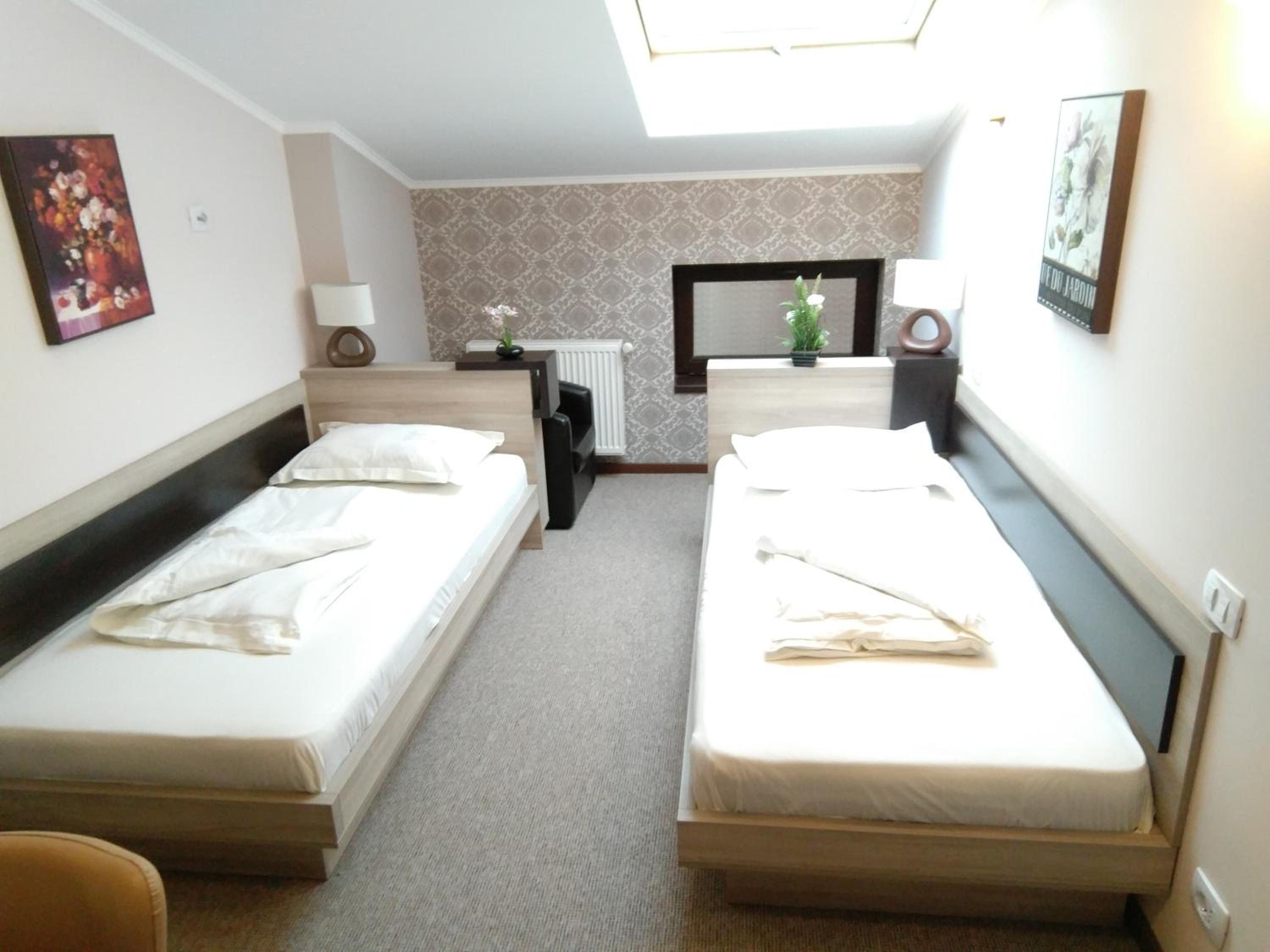 Double Room with Private Bathroom - Photo 13
