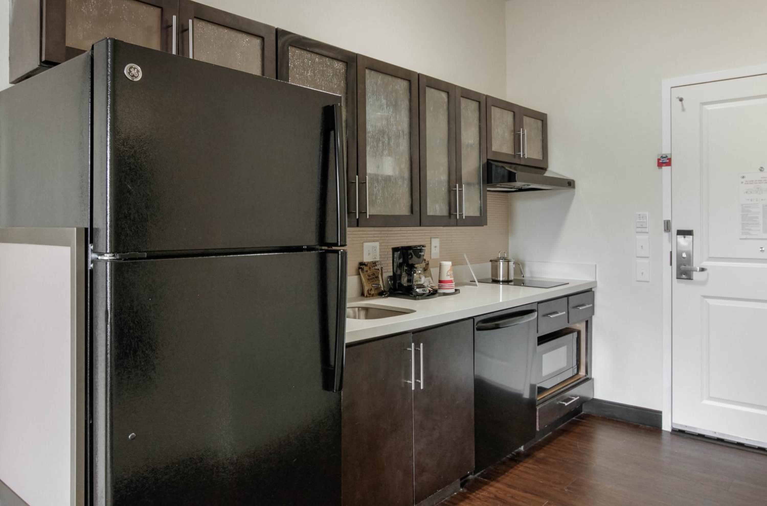 Queen Studio Suite - Disability Access - Photo 2