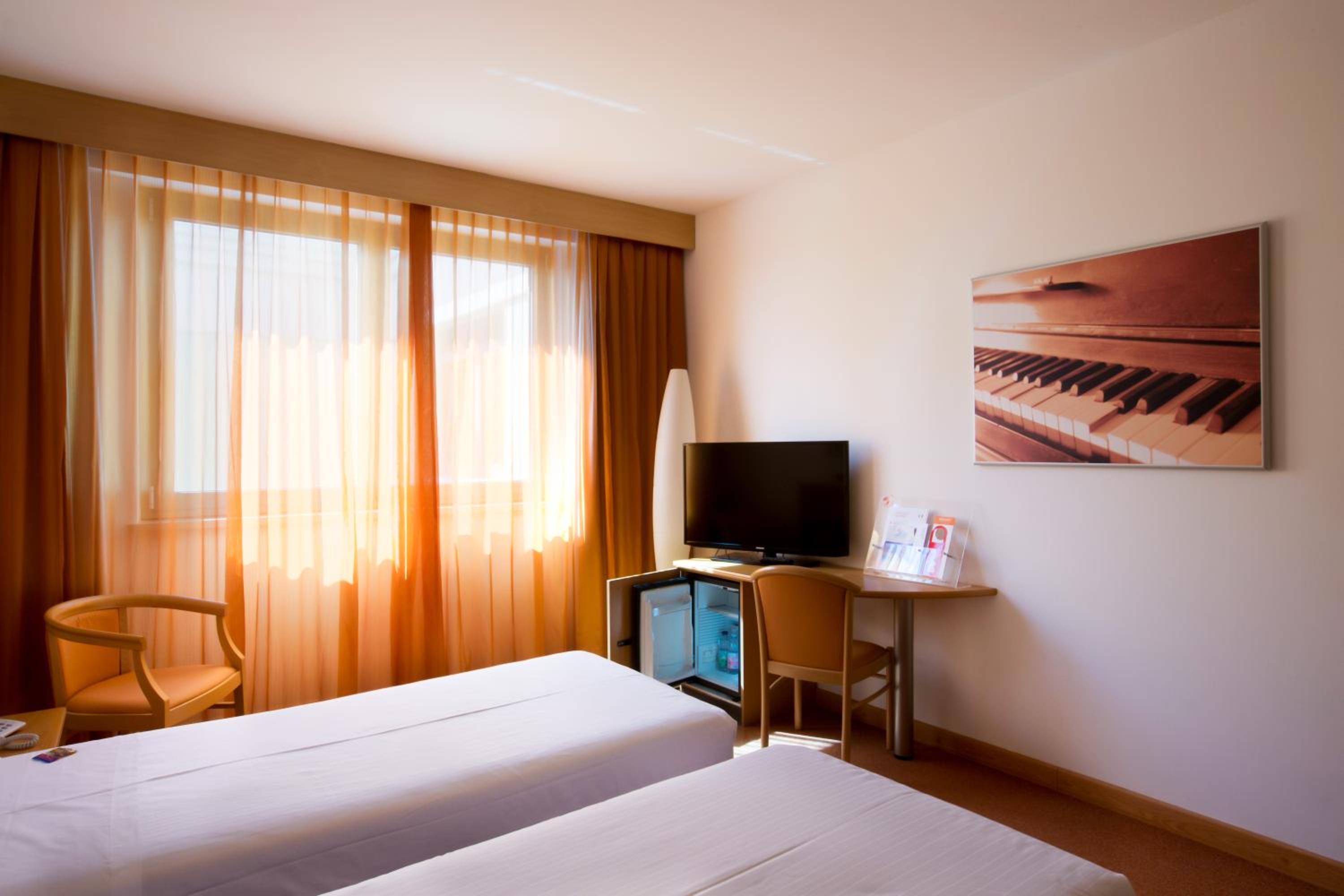 Twin Room - Photo 2