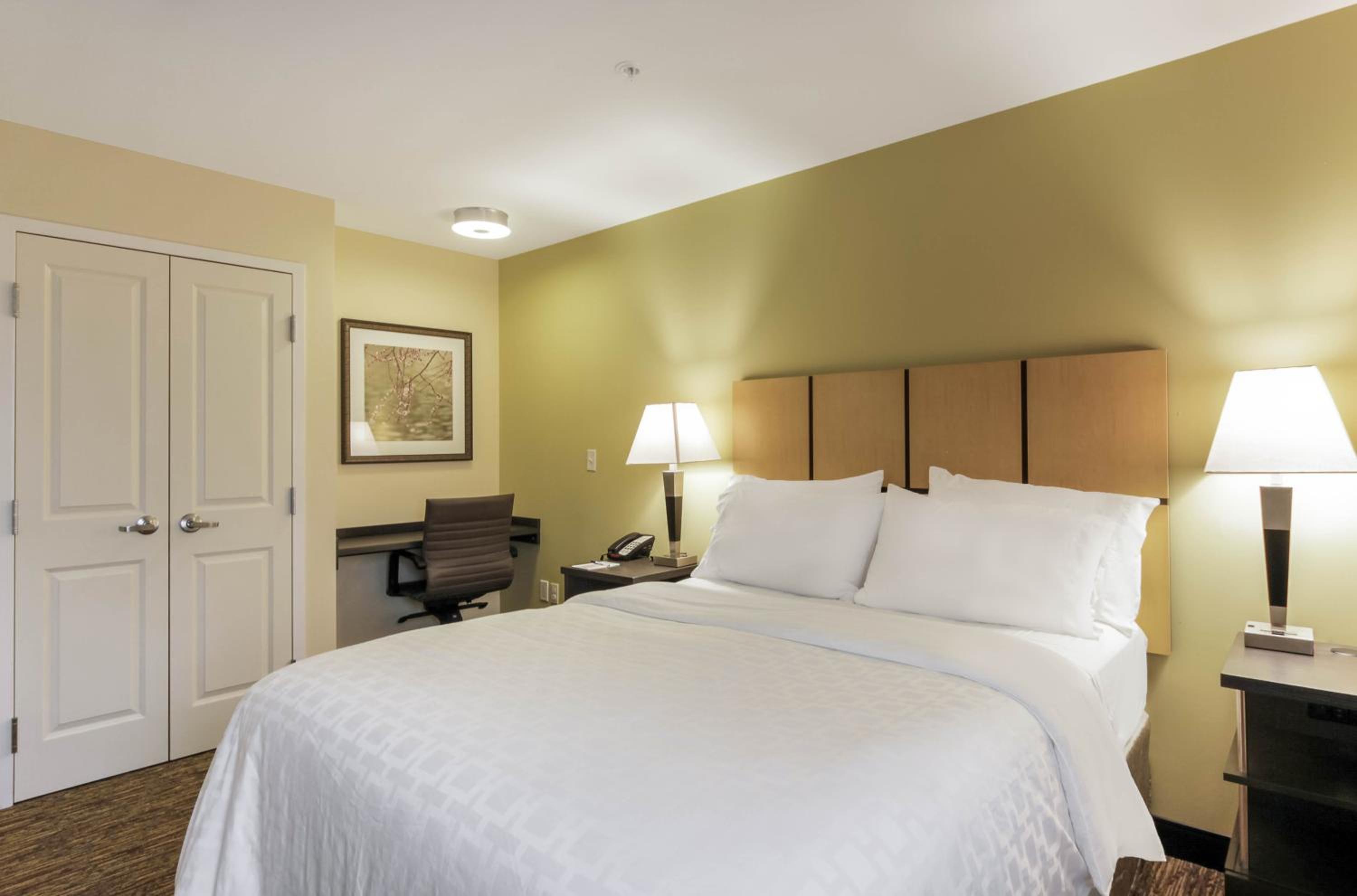 One-Bedroom Queen Suite with Dining and Sofa Bed - Photo 6
