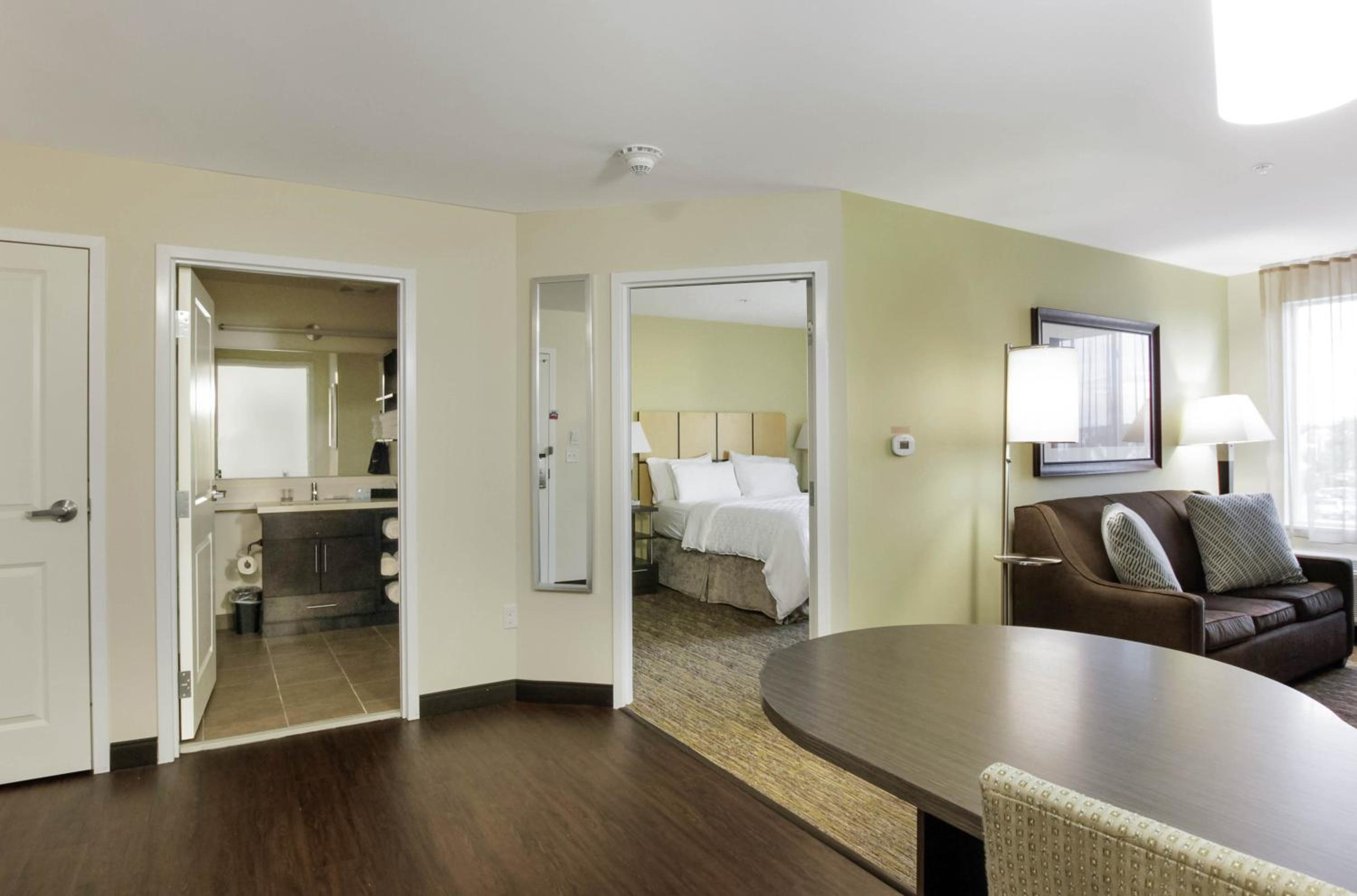 One-Bedroom Queen Suite with Dining and Sofa Bed - Photo 5
