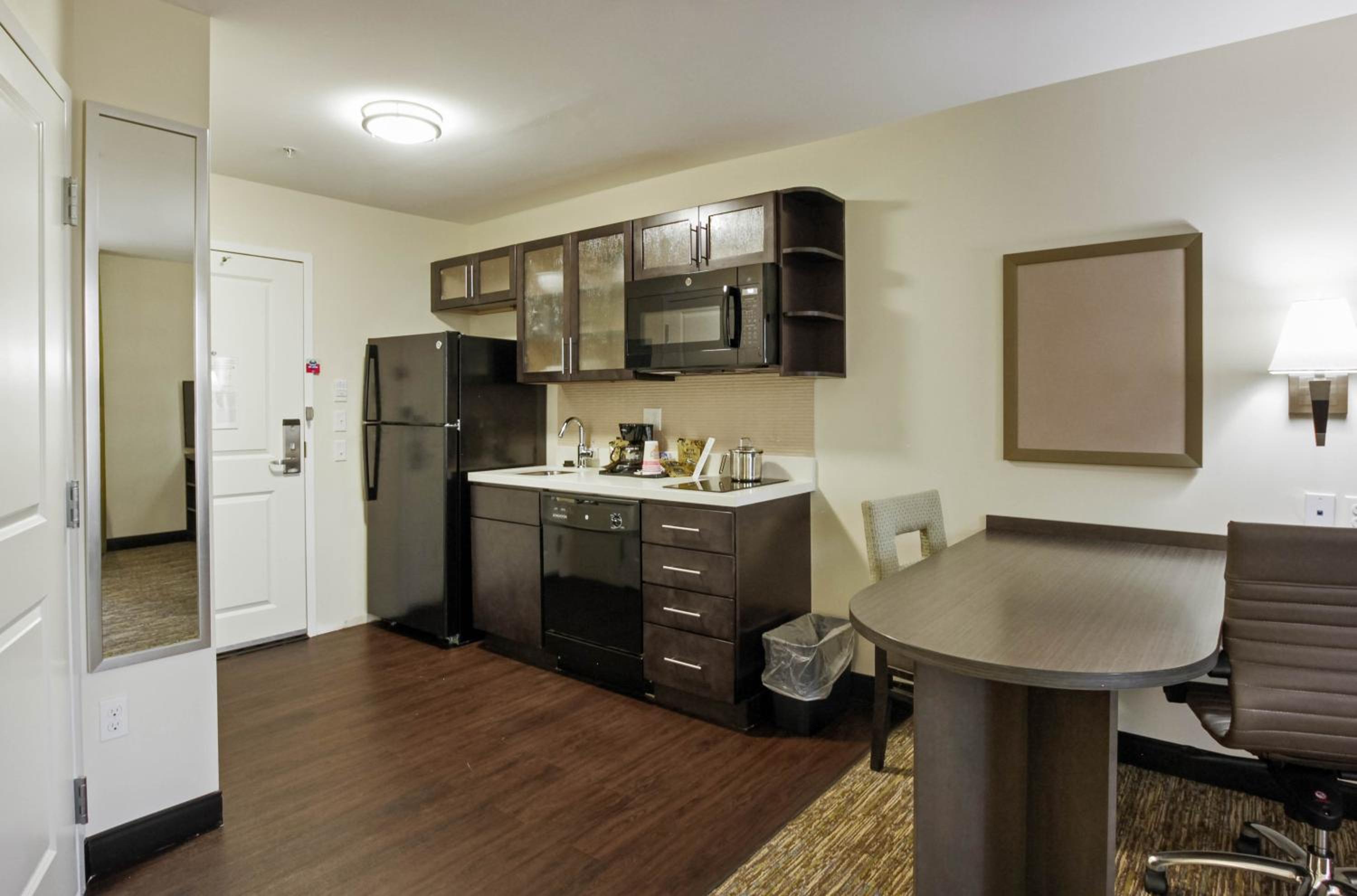 Queen Studio Suite - Photo 2