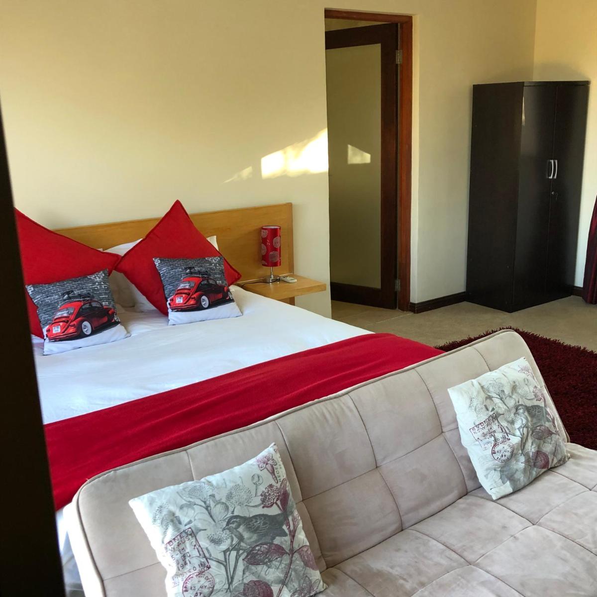 Deluxe Double Room (2 Adults + 1 Child) photo 2