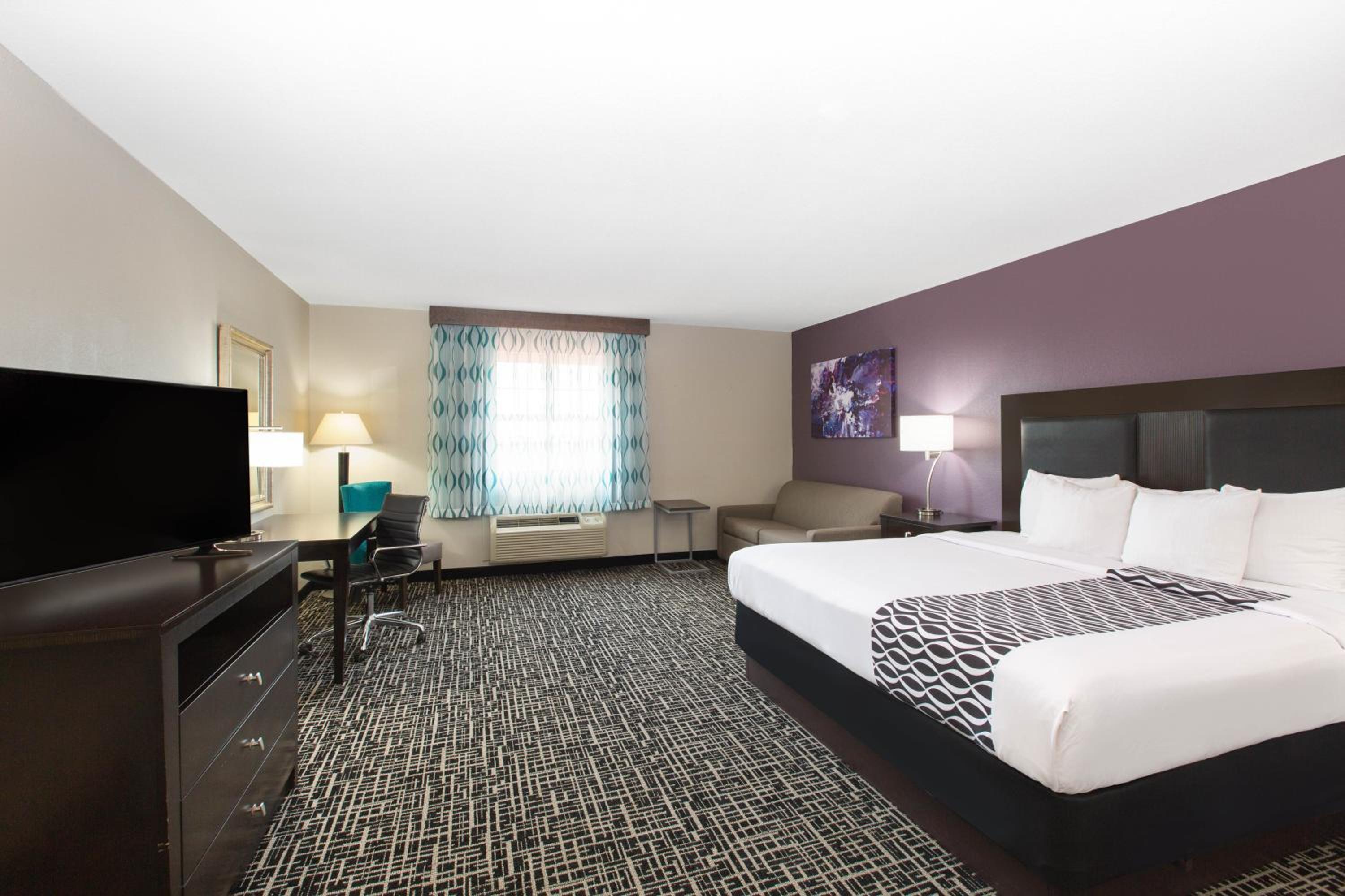 Deluxe King Room with Sofa Bed photo 1
