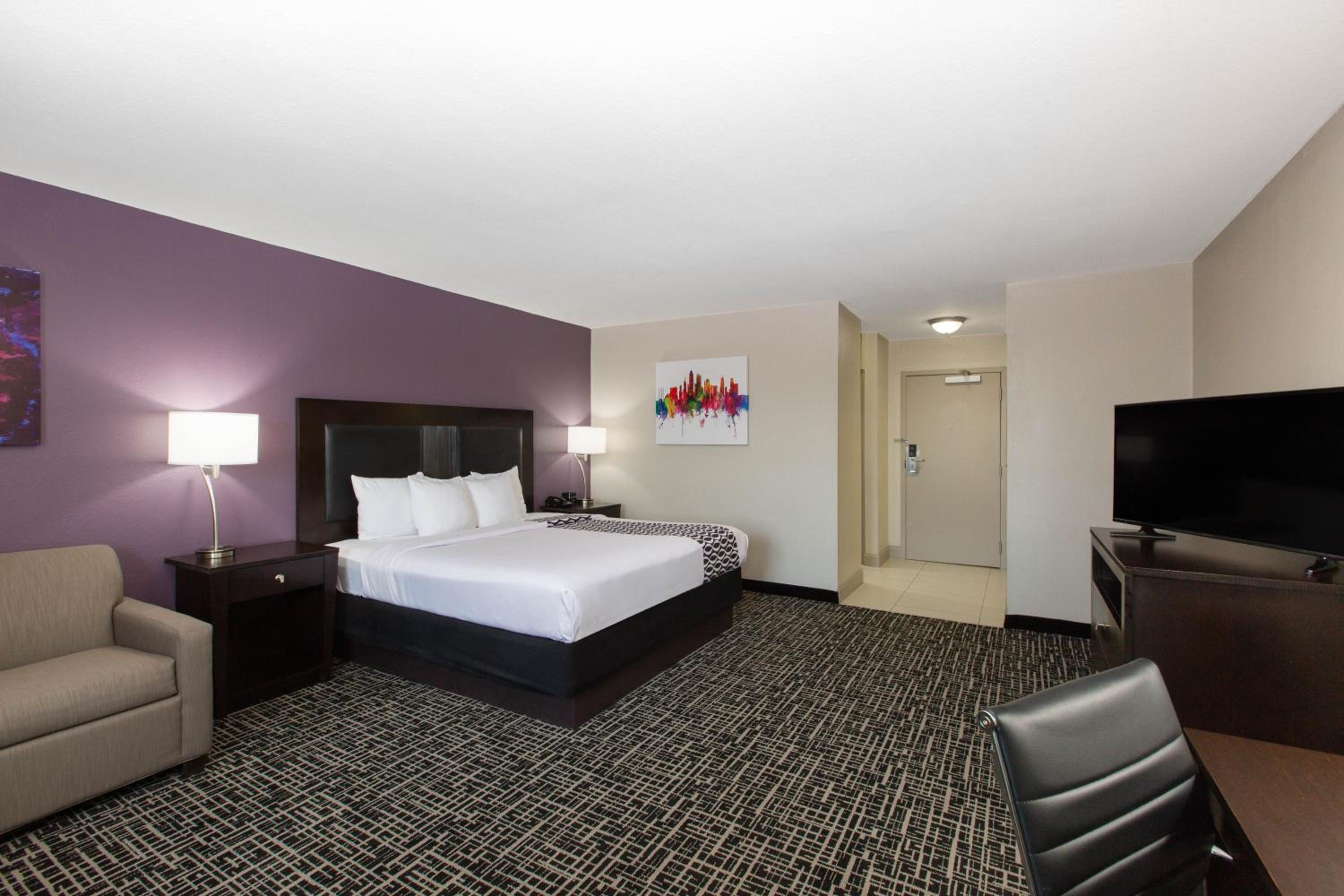 Deluxe King Room with Sofa Bed photo 2