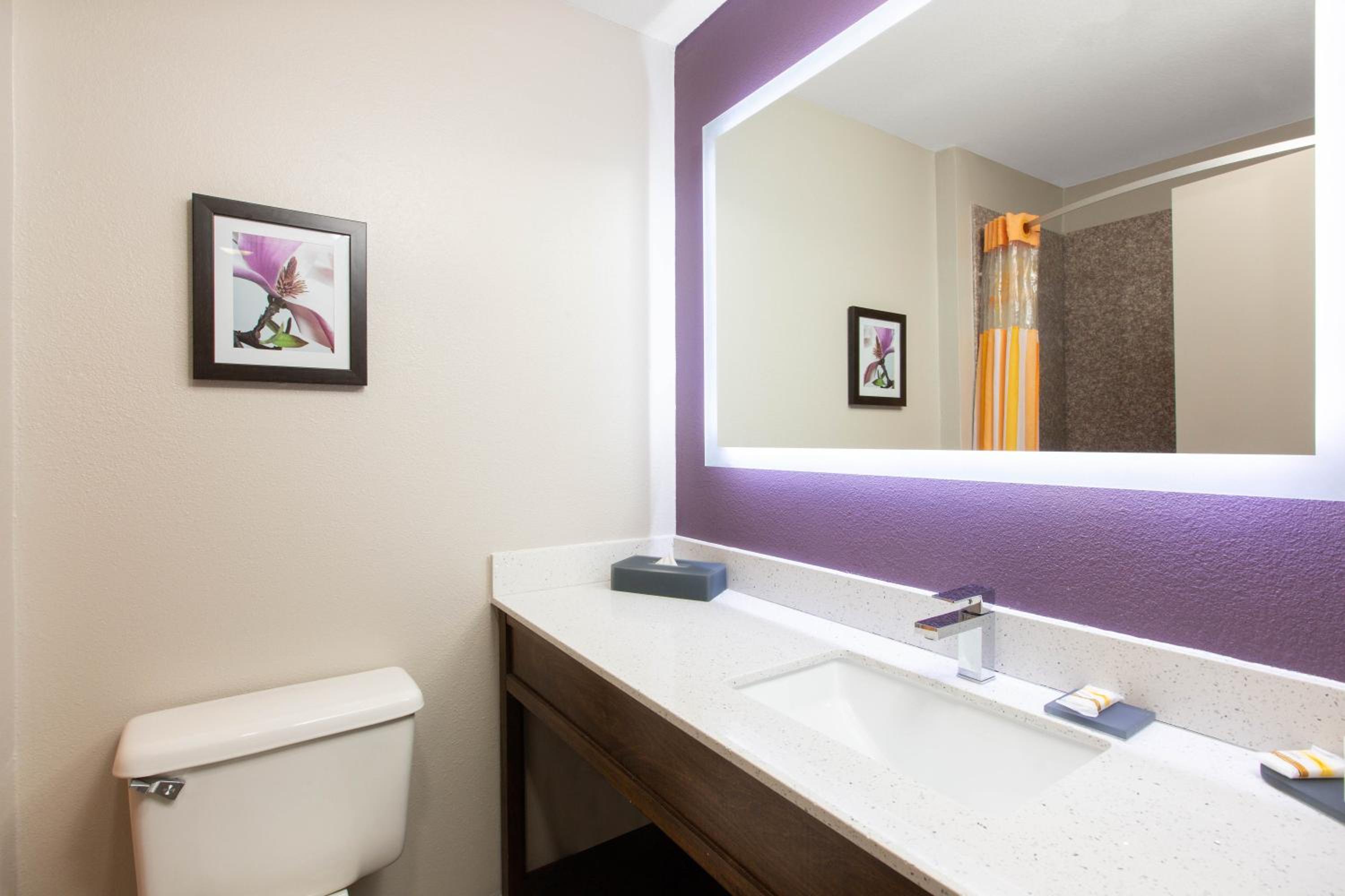 Deluxe King Room - Photo 2