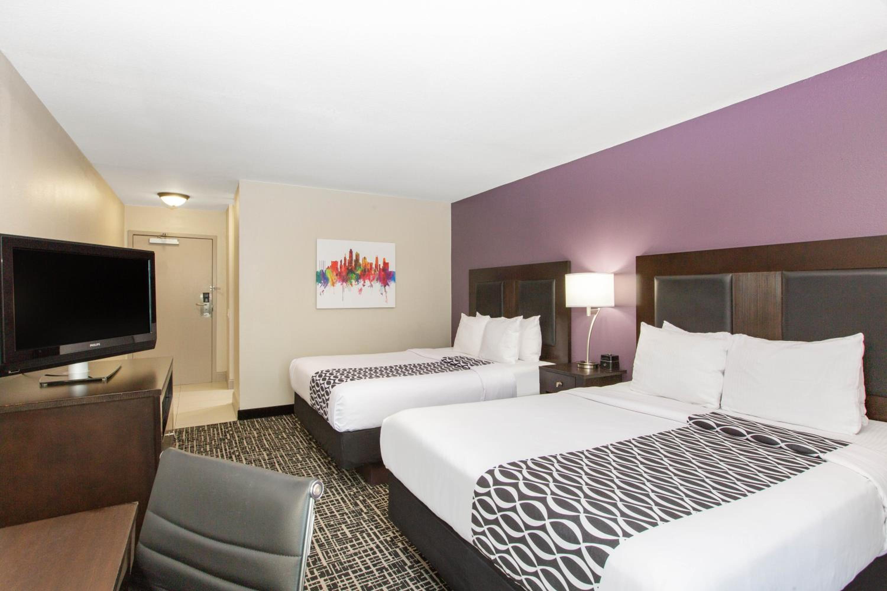 Deluxe Queen Room with Two Queen Beds - Photo 3