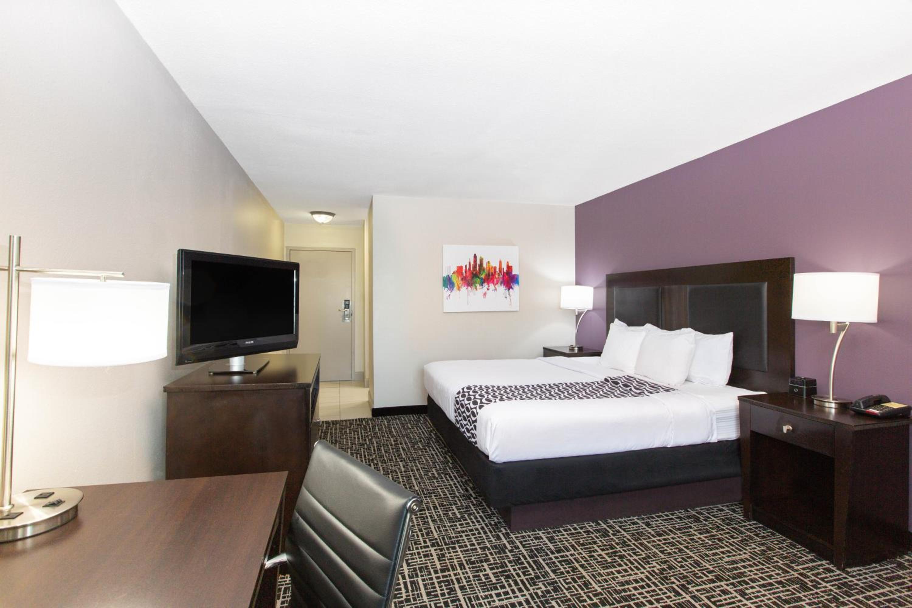 Deluxe King Room - Photo 3