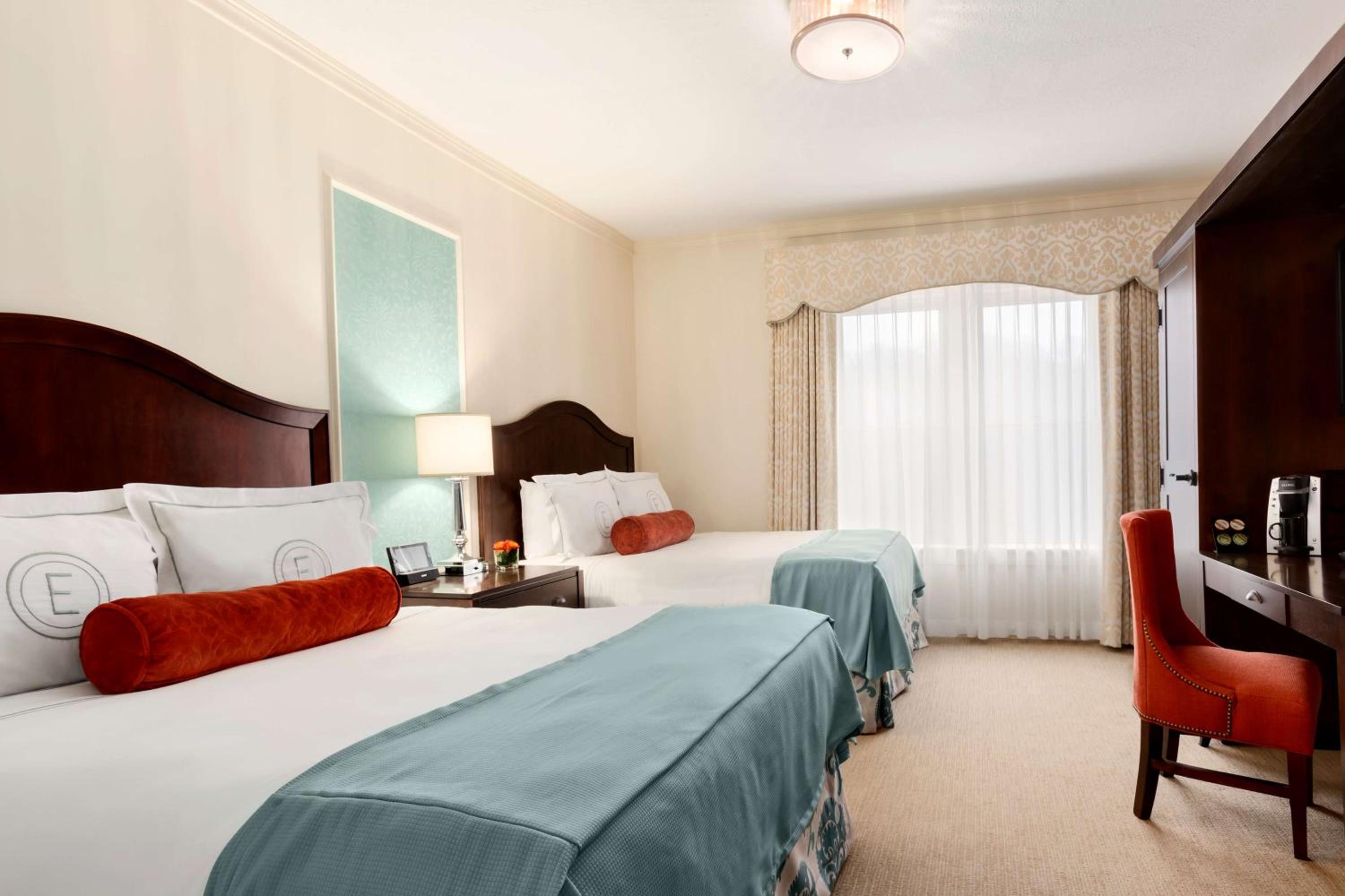 Queen Room with Two Queen Beds - Photo 4