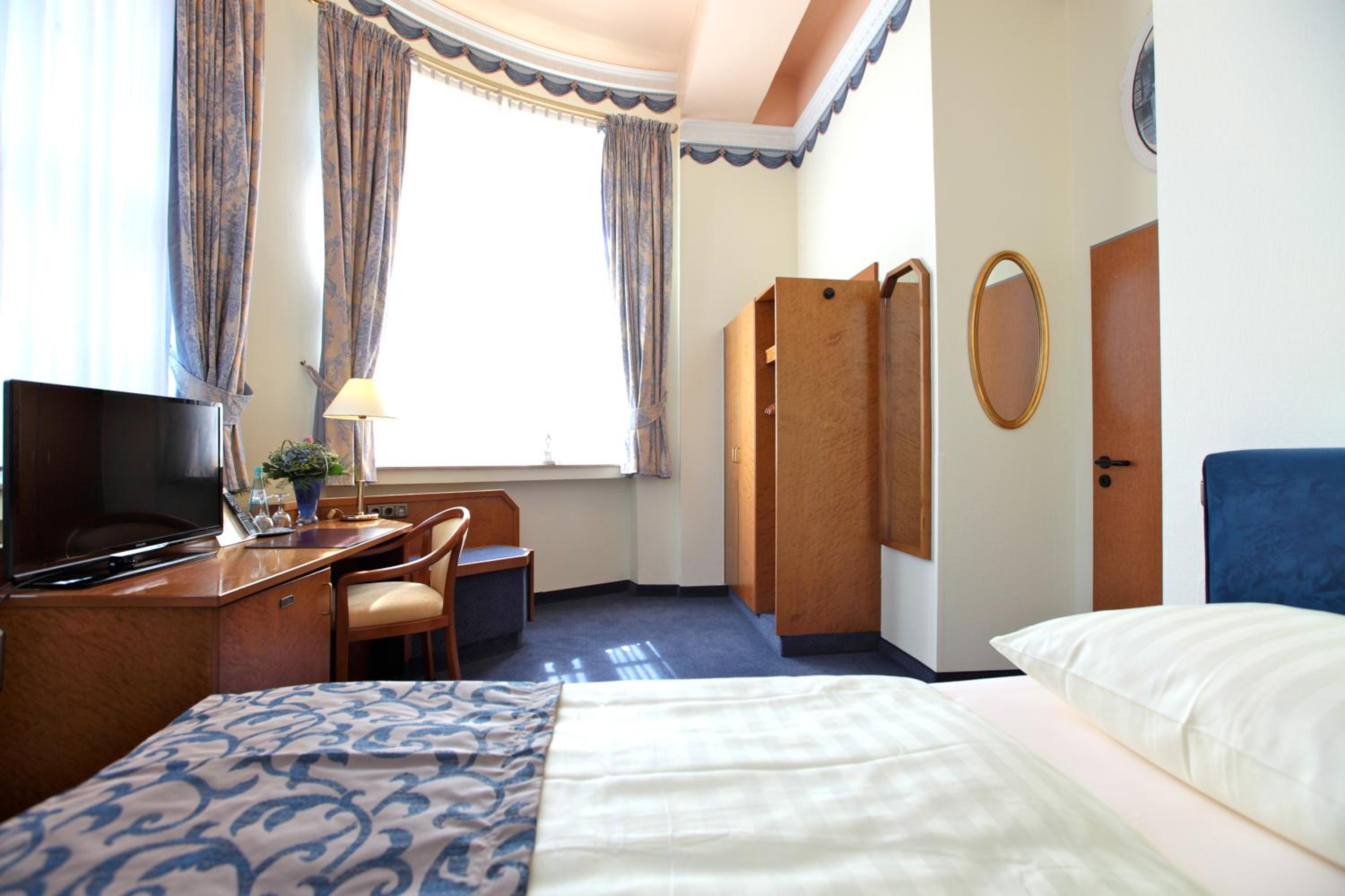 Single Room thumbnail 5