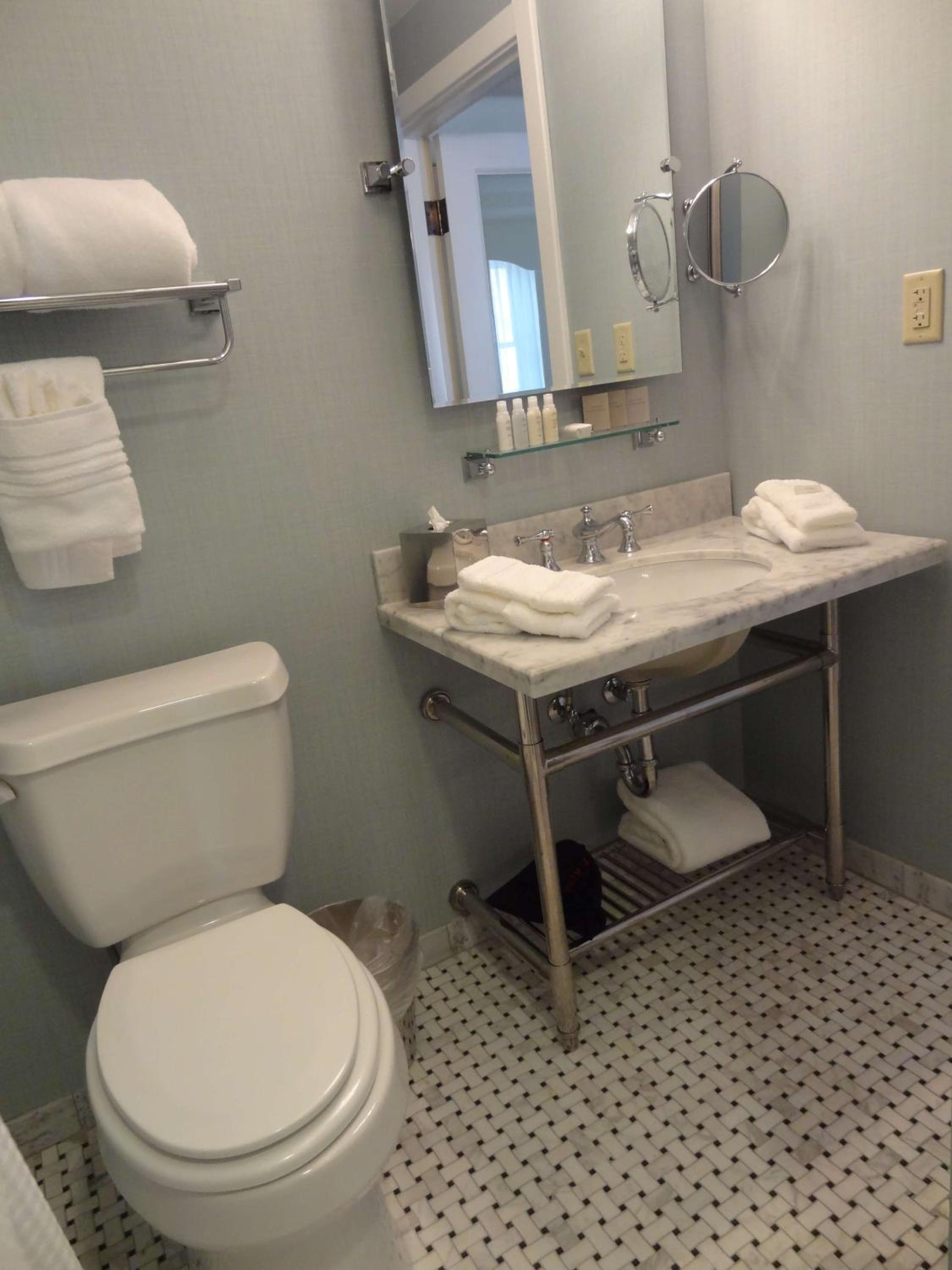 King Room with Accessible Shower - Disability Access - Photo 2