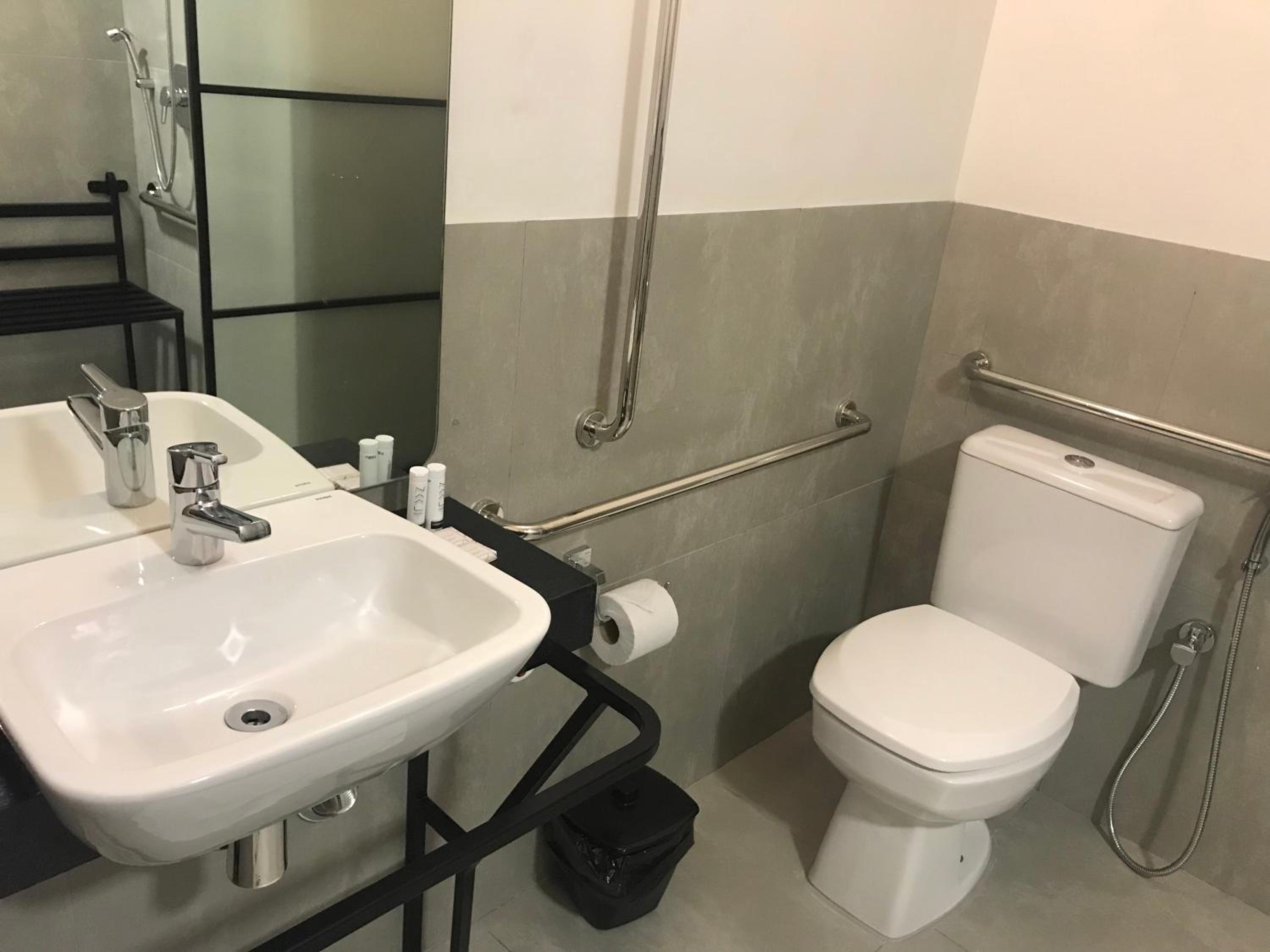 Queen Room - Disability Access - Photo 3