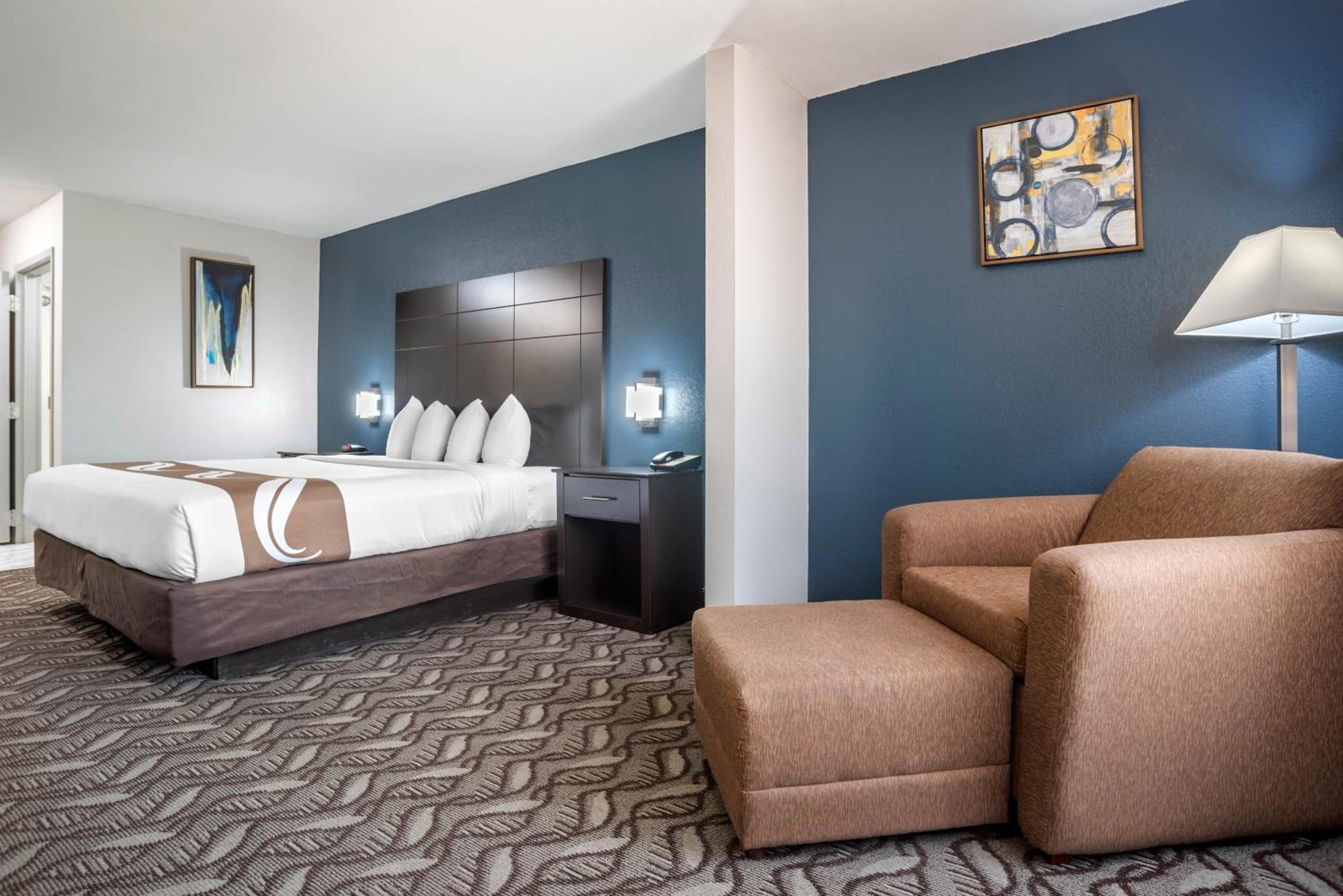 King Suite - Non-Smoking - Photo 2