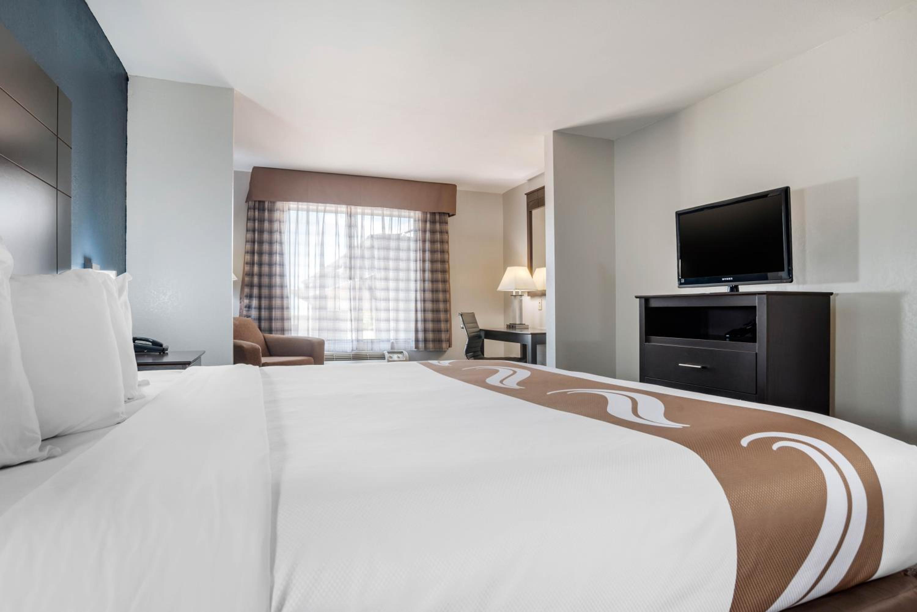 King Suite - Non-Smoking - Photo 4
