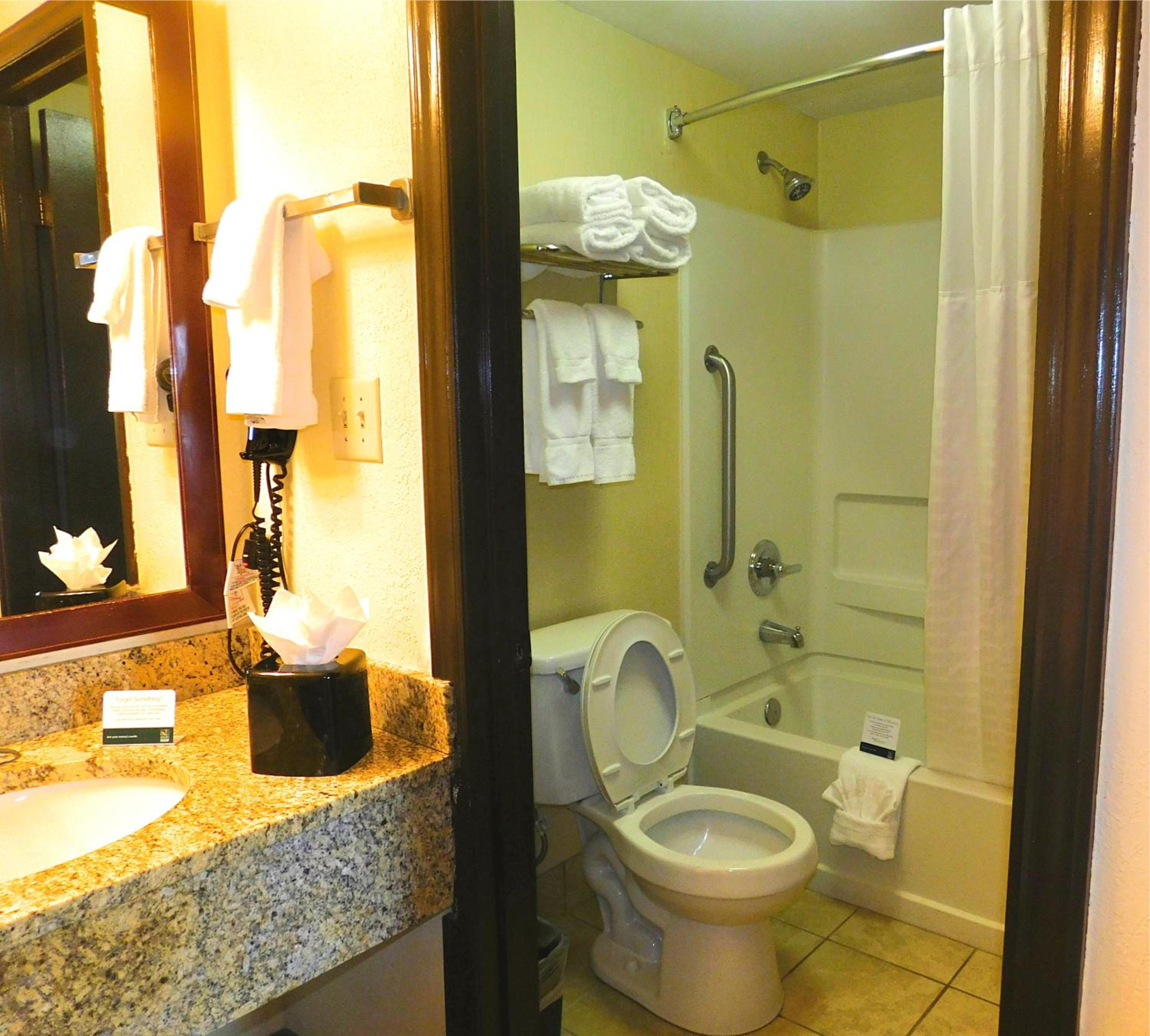 Queen Room with Two Queen Beds - Non-Smoking - Photo 6