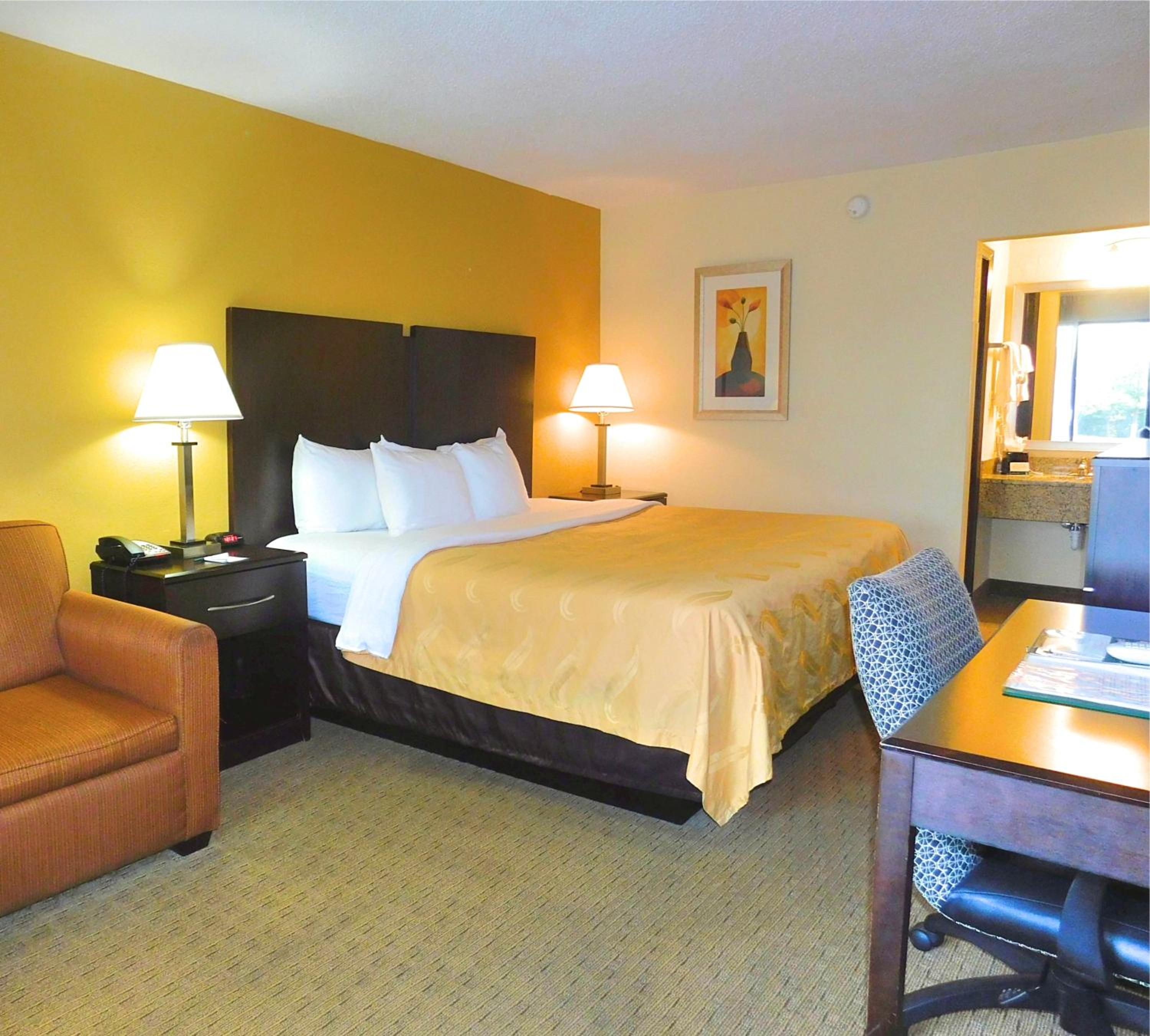 King Room - Non-Smoking - Photo 2