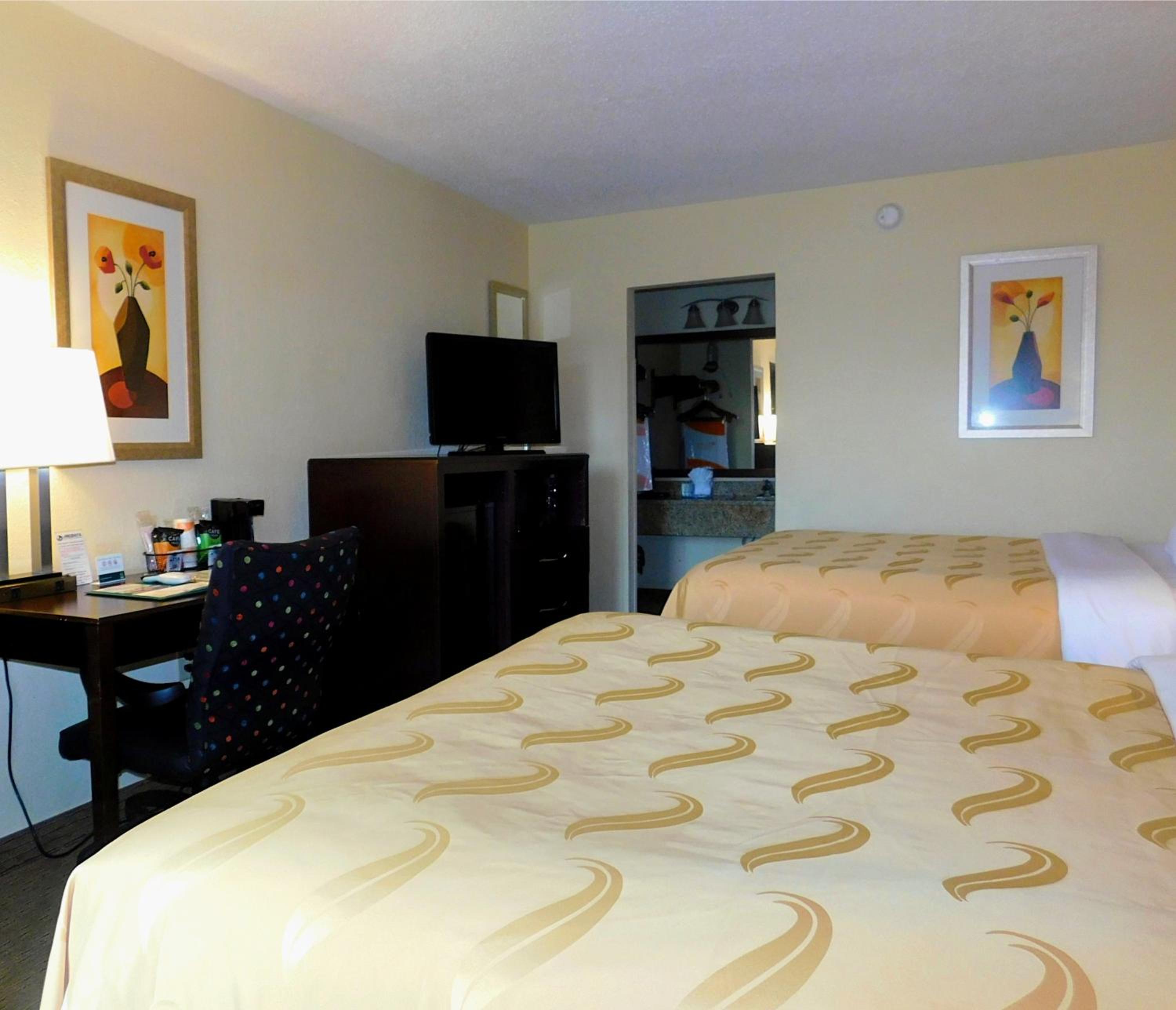 Queen Room with Two Queen Beds - Non-Smoking - Photo 5