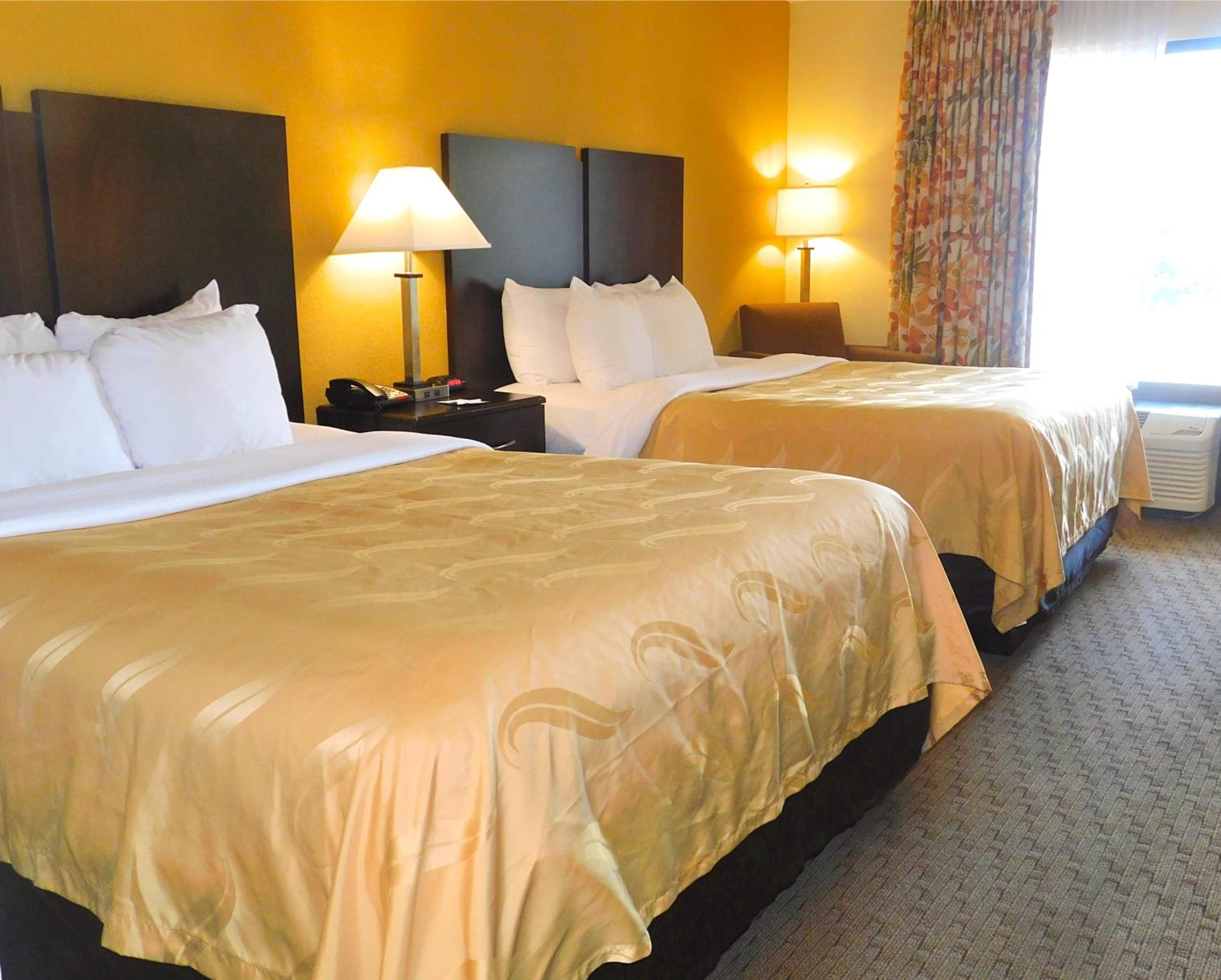 Queen Room with Two Queen Beds - Non-Smoking - Photo 3