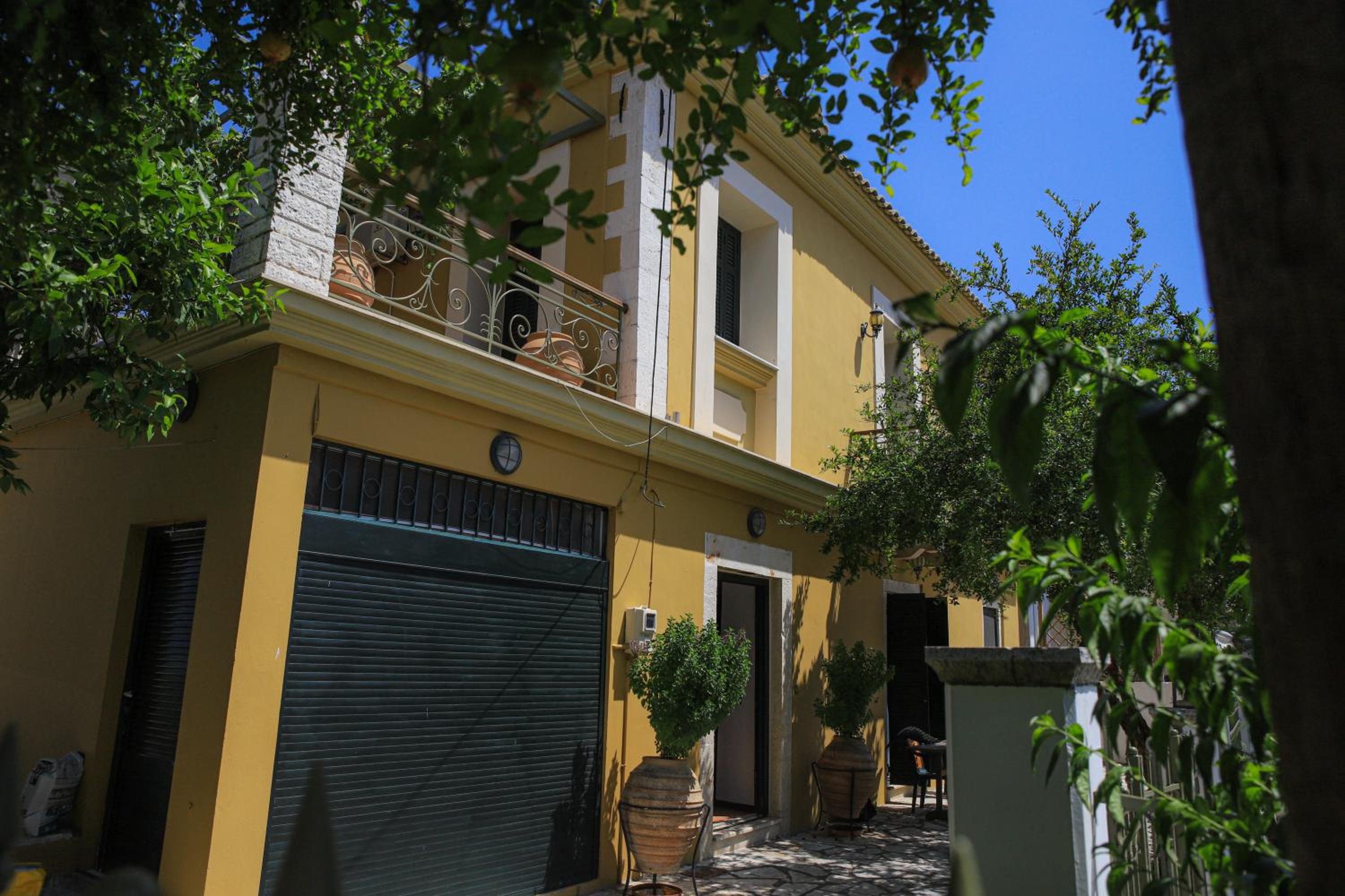 Three-Bedroom House photo 2
