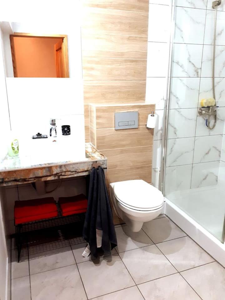 Economy Triple Room - Photo 9