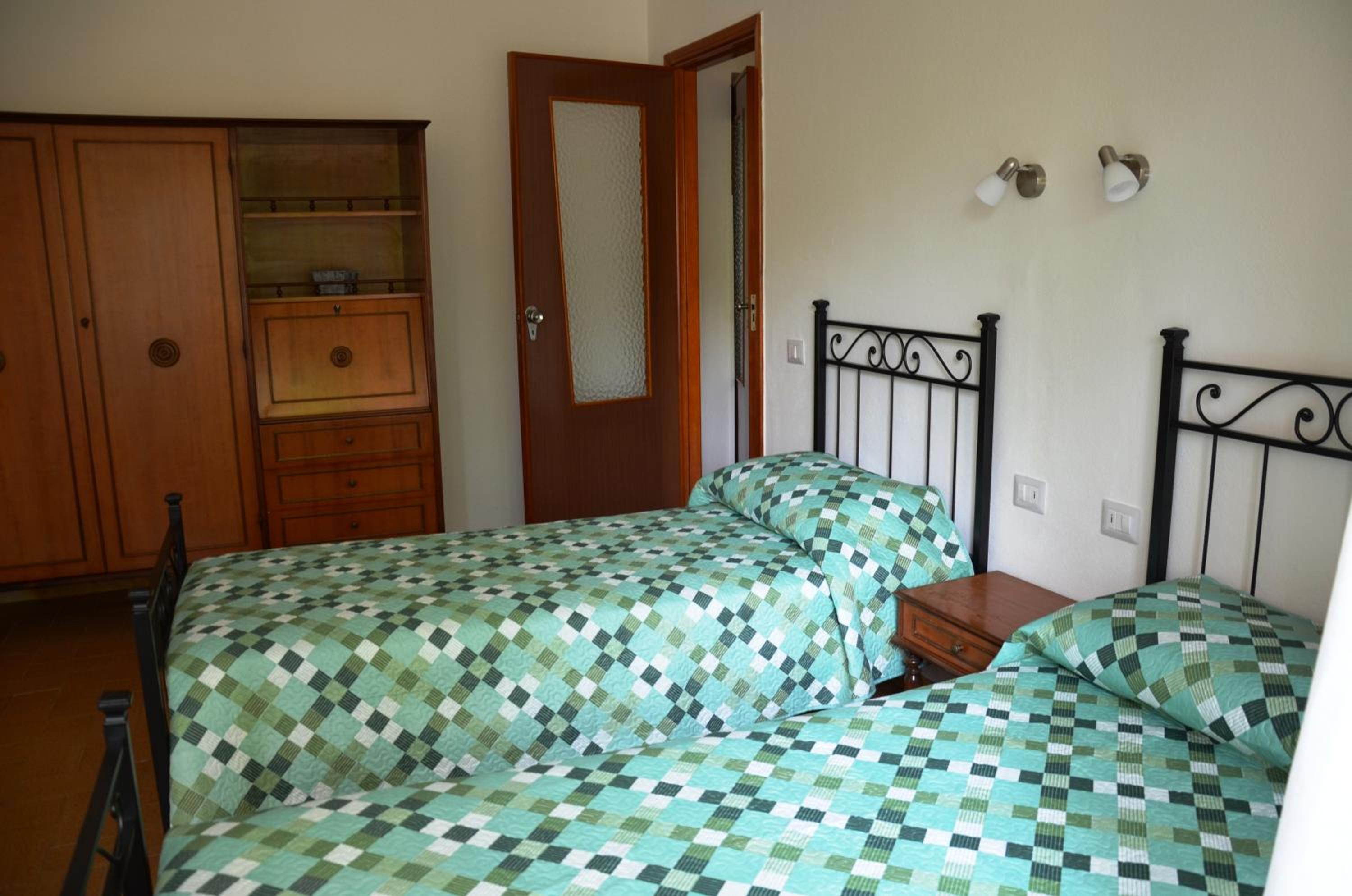 Deluxe Twin Room With Shared Bathroom photo 2