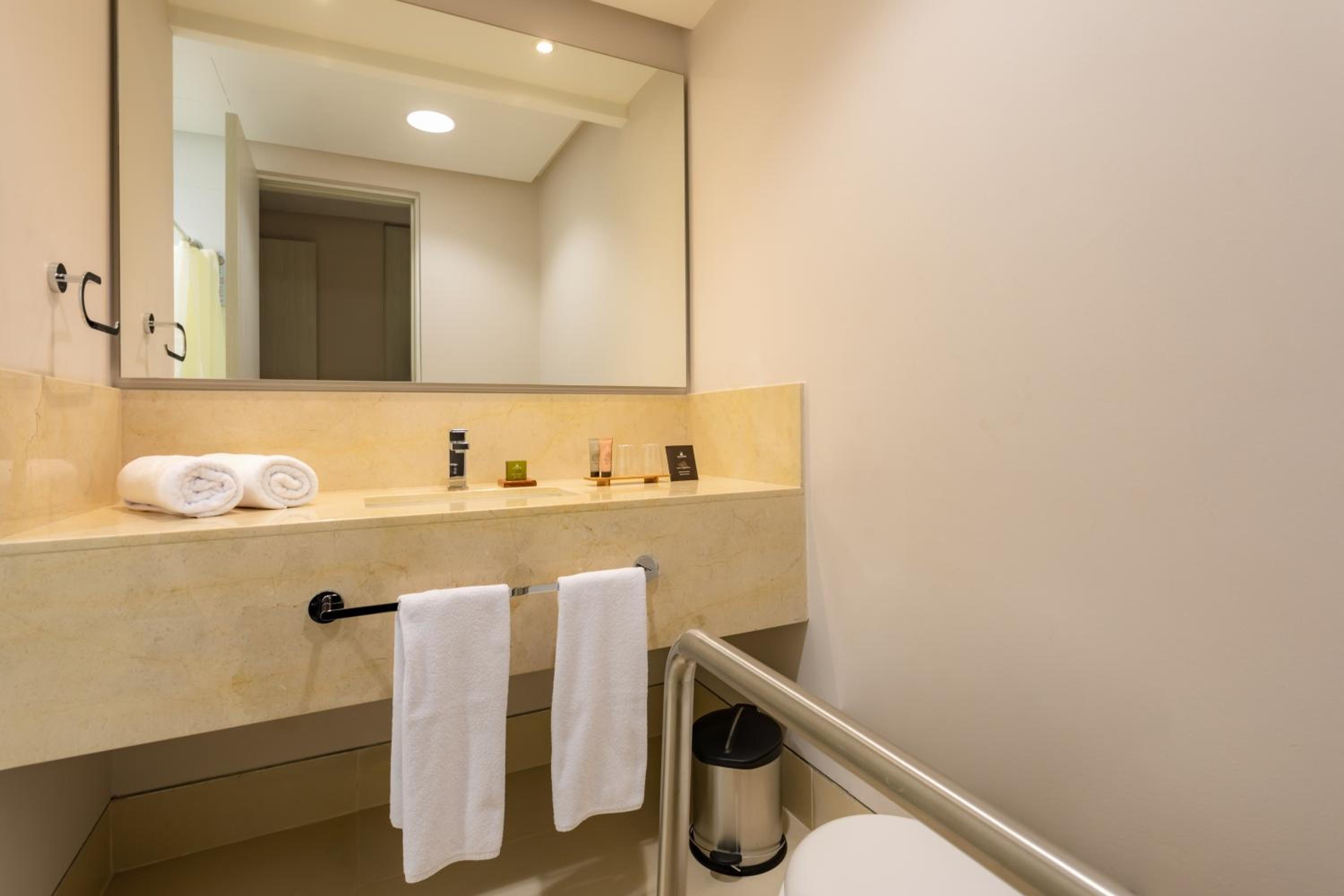 Standard Twin Room - Photo 8