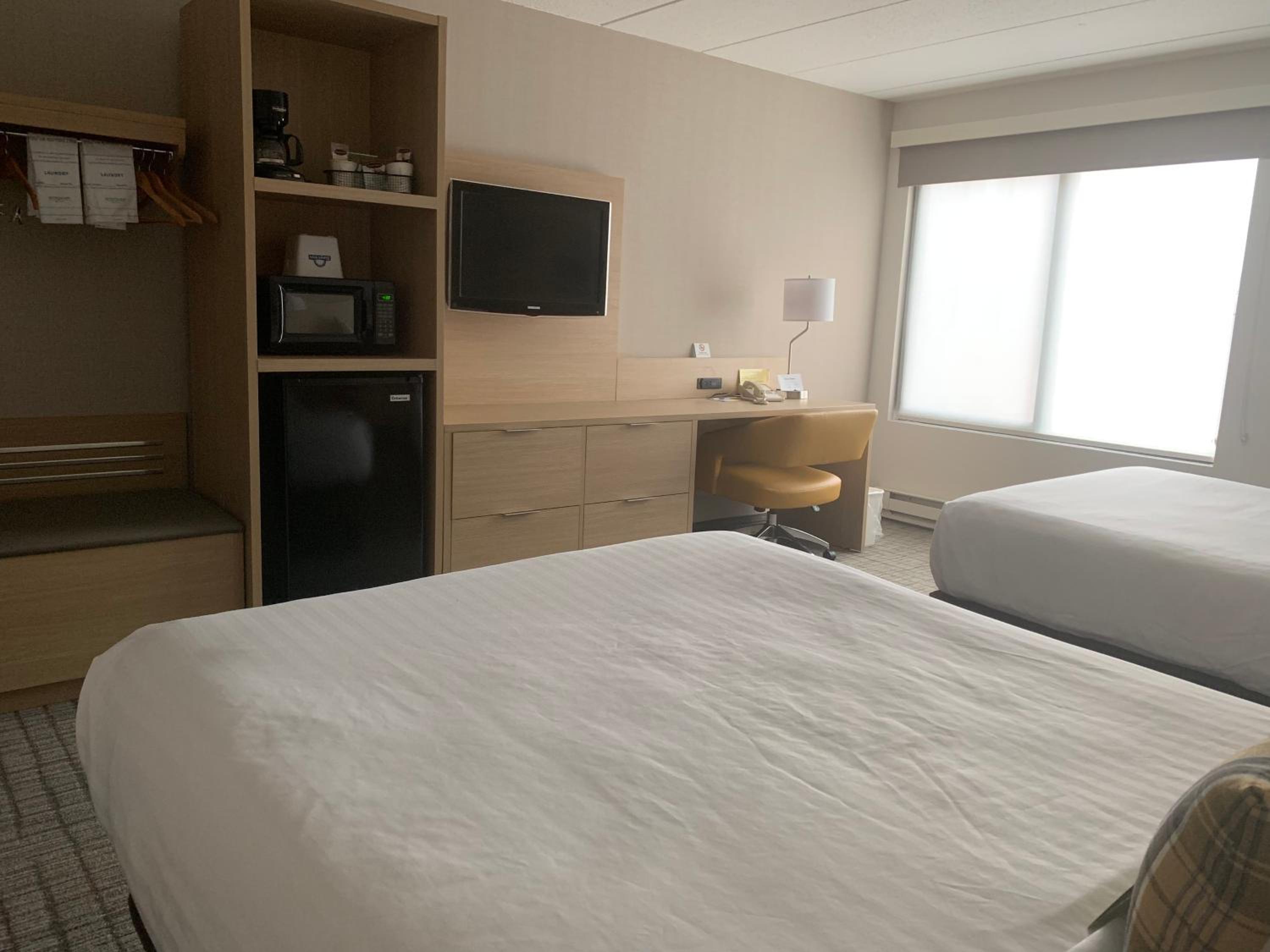 Queen Room with Two Queen Beds - Non-Smoking - Photo 4