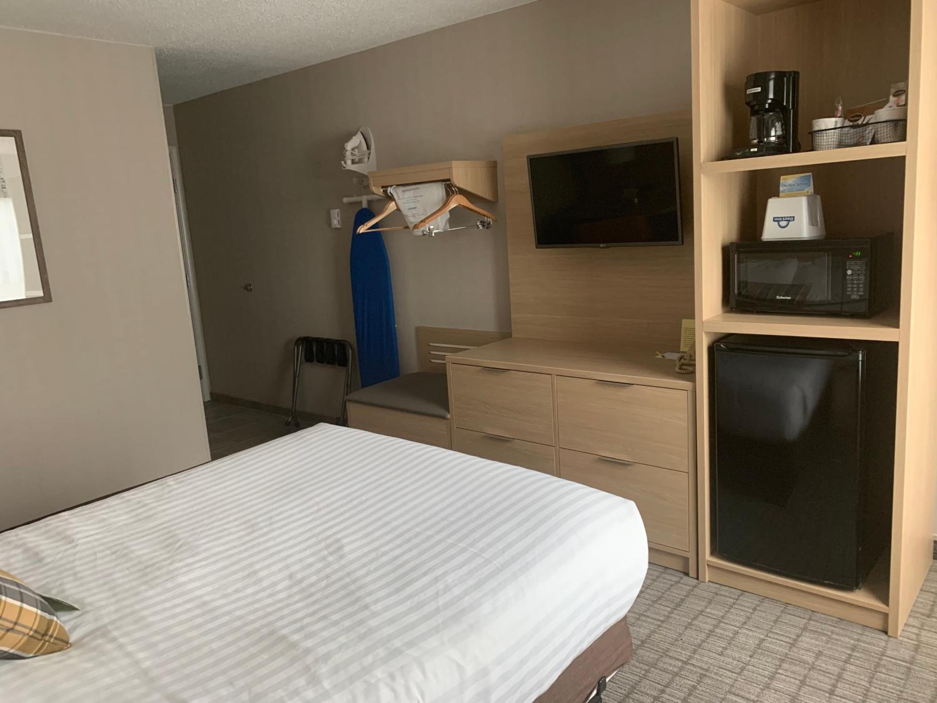 Queen Room - Mobility Access/Non-Smoking - Photo 5