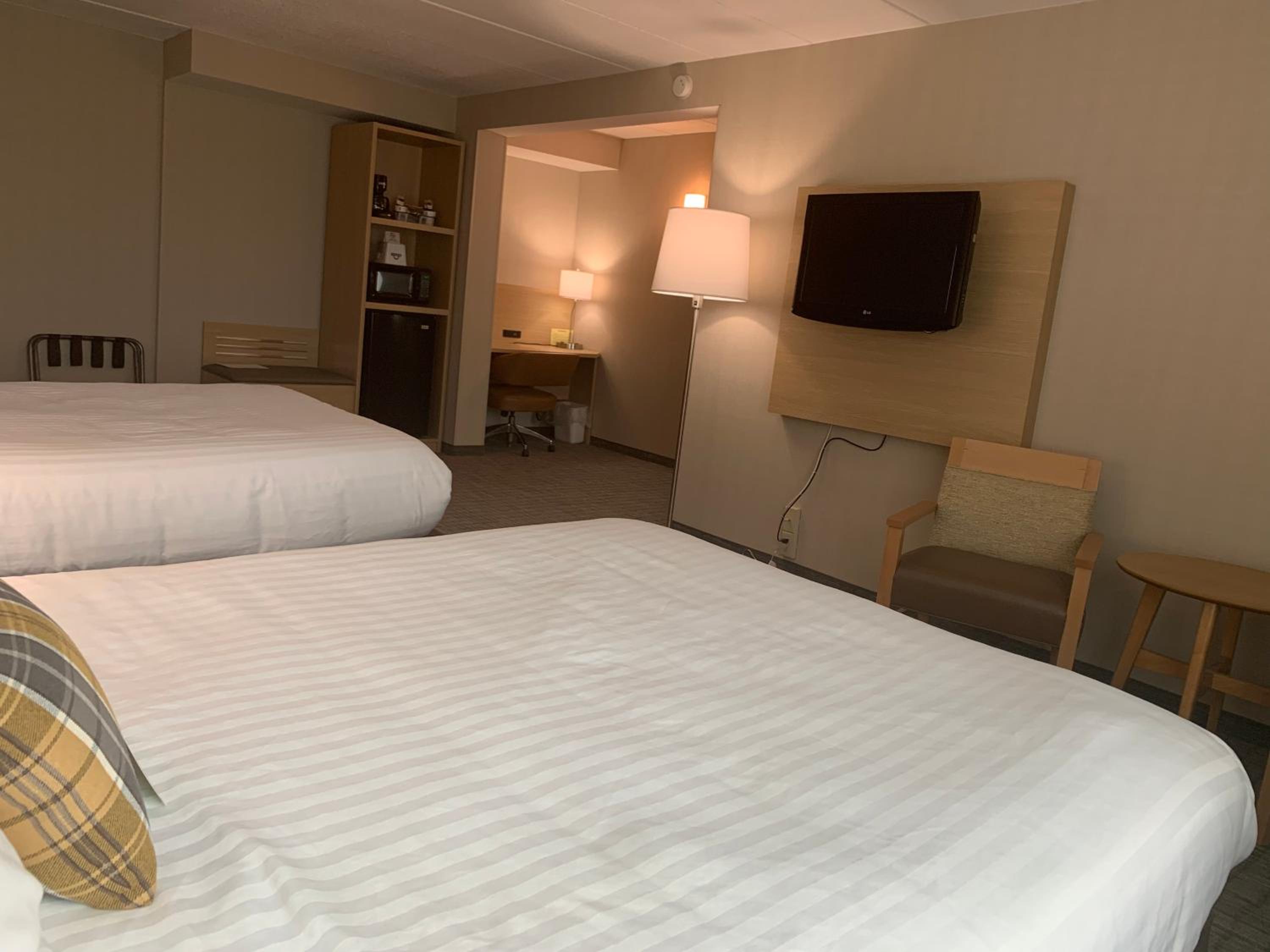 Queen Room with Two Queen Beds - Mobility/Hearing Impaired Accessible - Non-Smoking - Photo 4