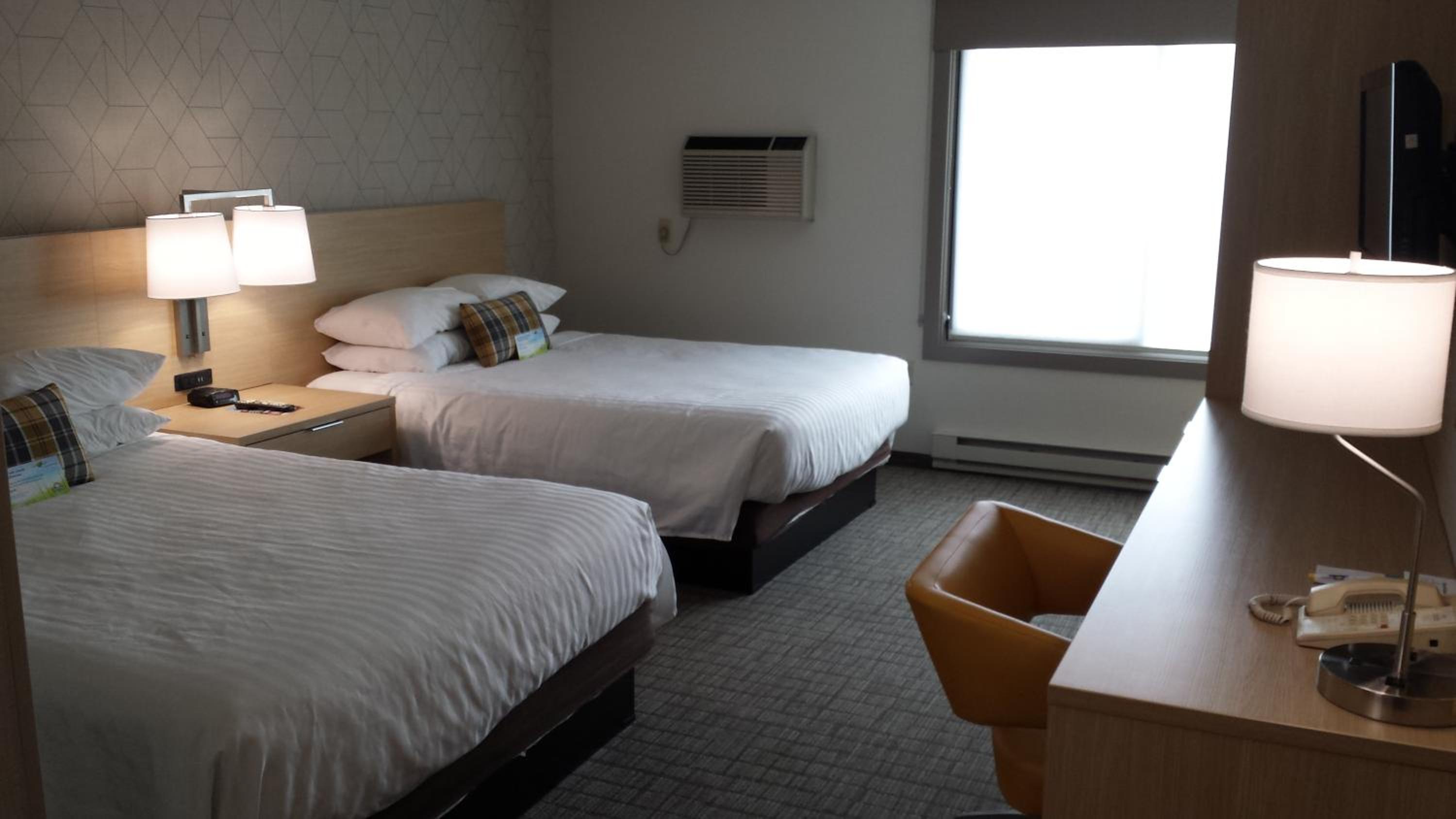 Queen Room with Two Queen Beds - Non-Smoking - Photo 3