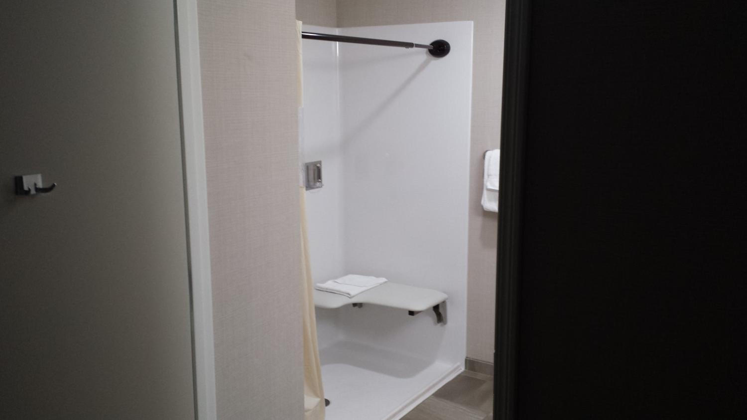 Queen Room - Mobility Access/Non-Smoking - Photo 4