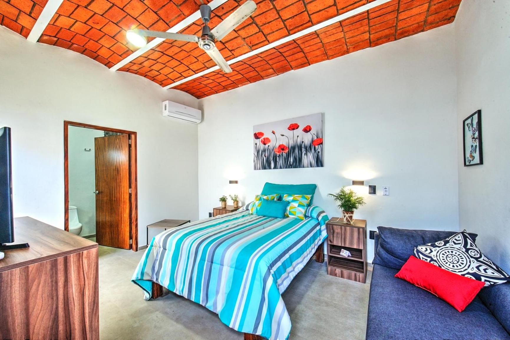One-Bedroom House - Photo 9
