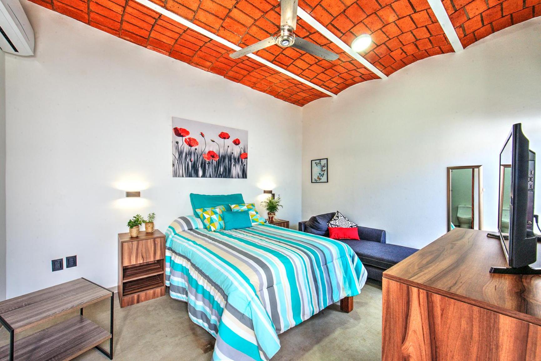 One-Bedroom House - Photo 2