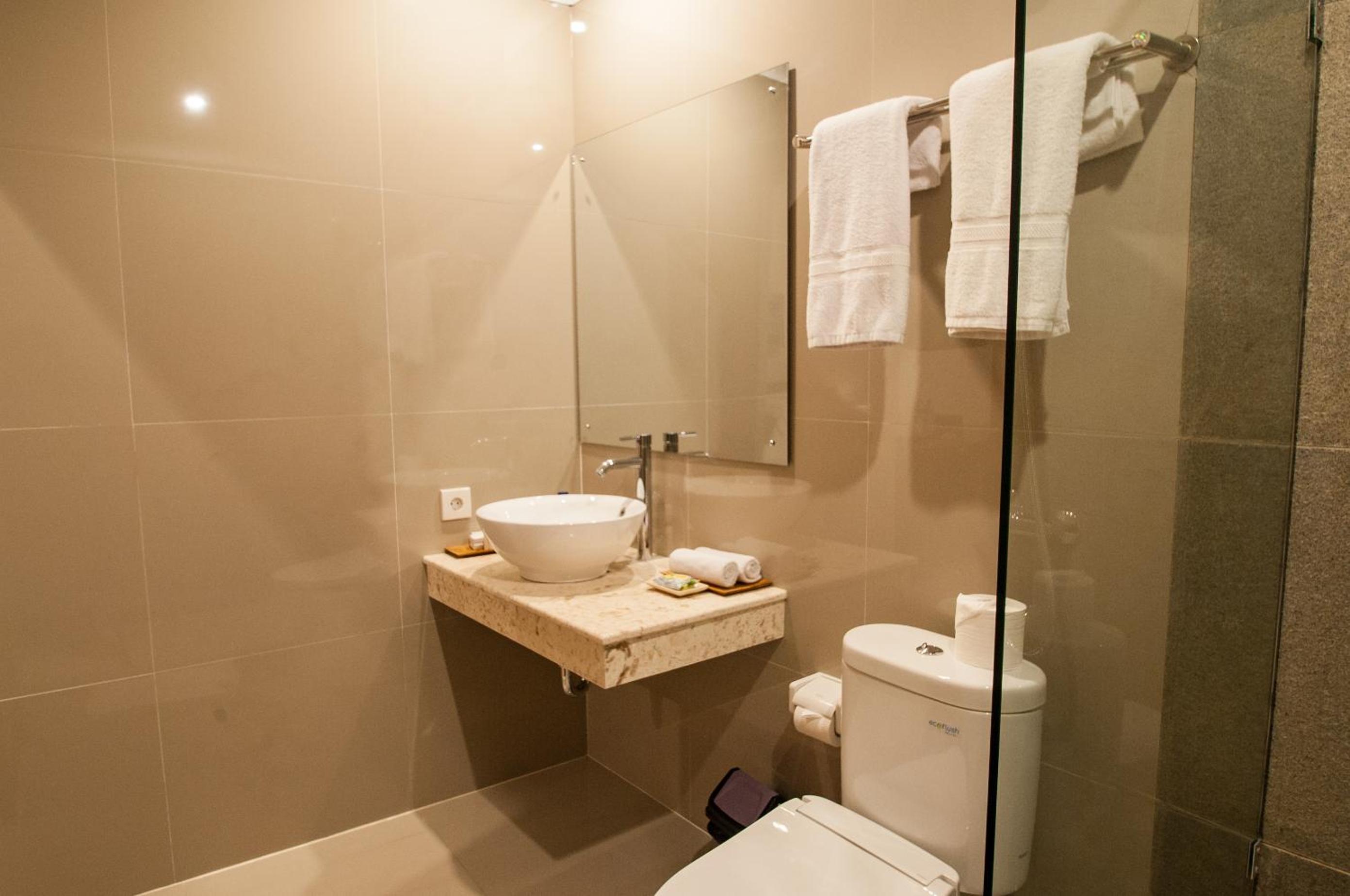 Standard Double or Twin Room with Garden View - Photo 8