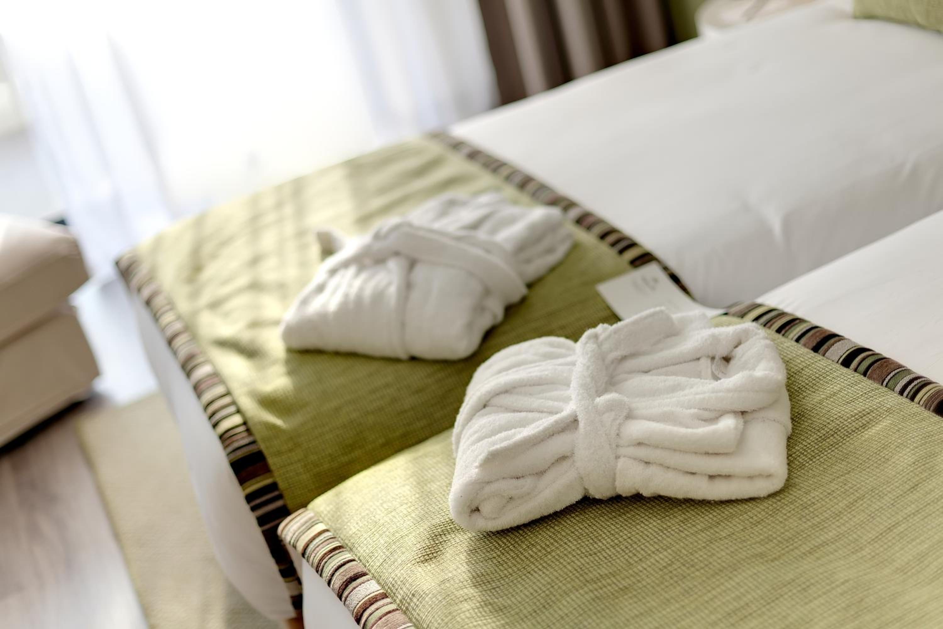 Superior Twin Room thumbnail 6