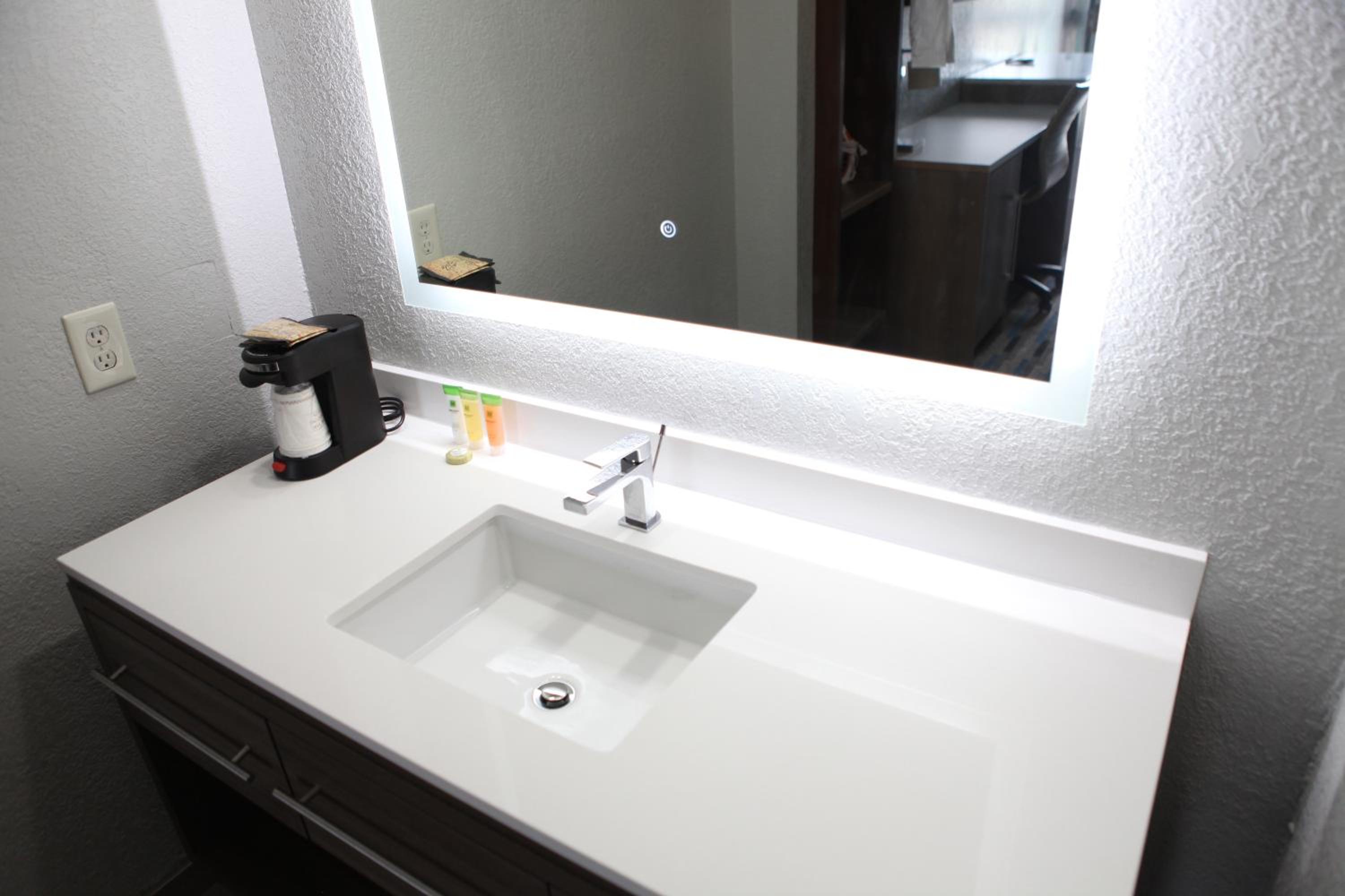 Two Double Beds (Remodeled) - Non-Smoking - Photo 8