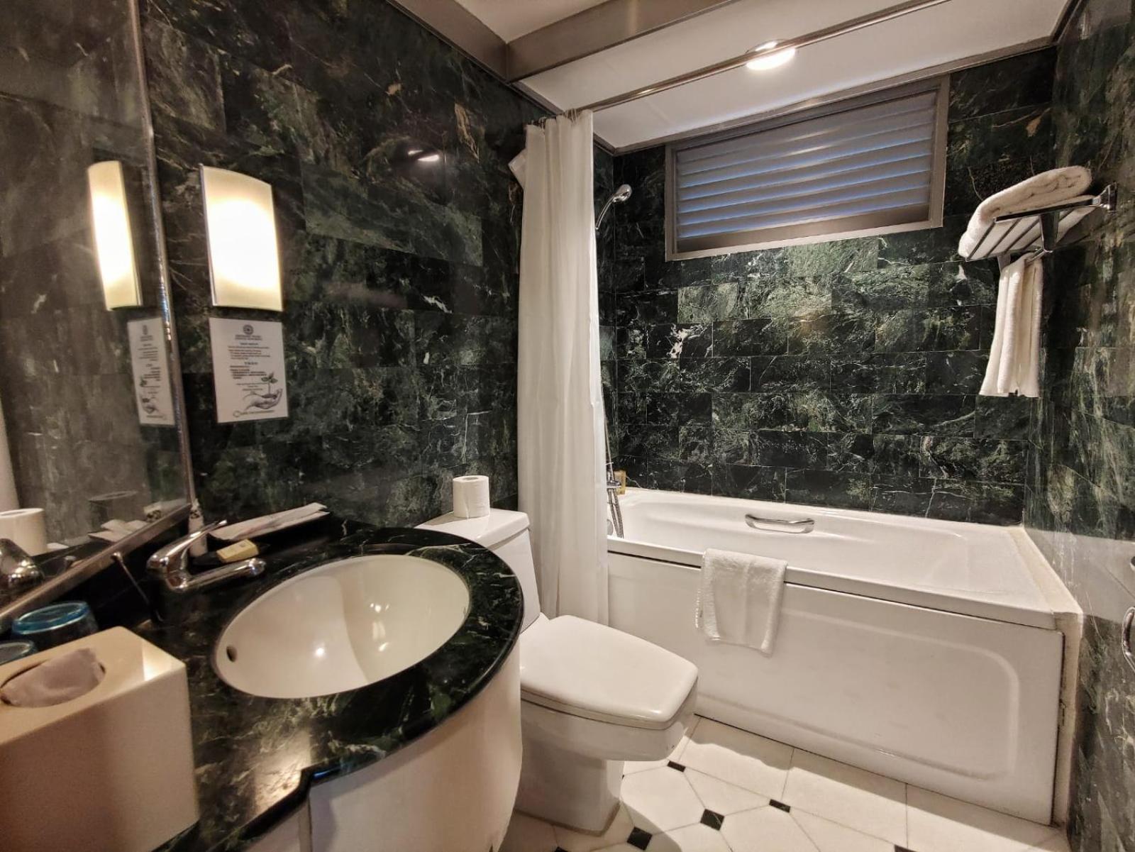 1 Executive Suite photo 2