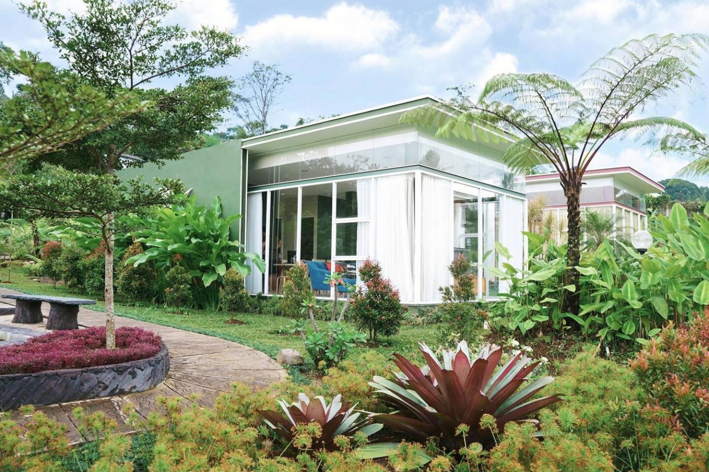 Three-Bedroom Villa - Photo 8