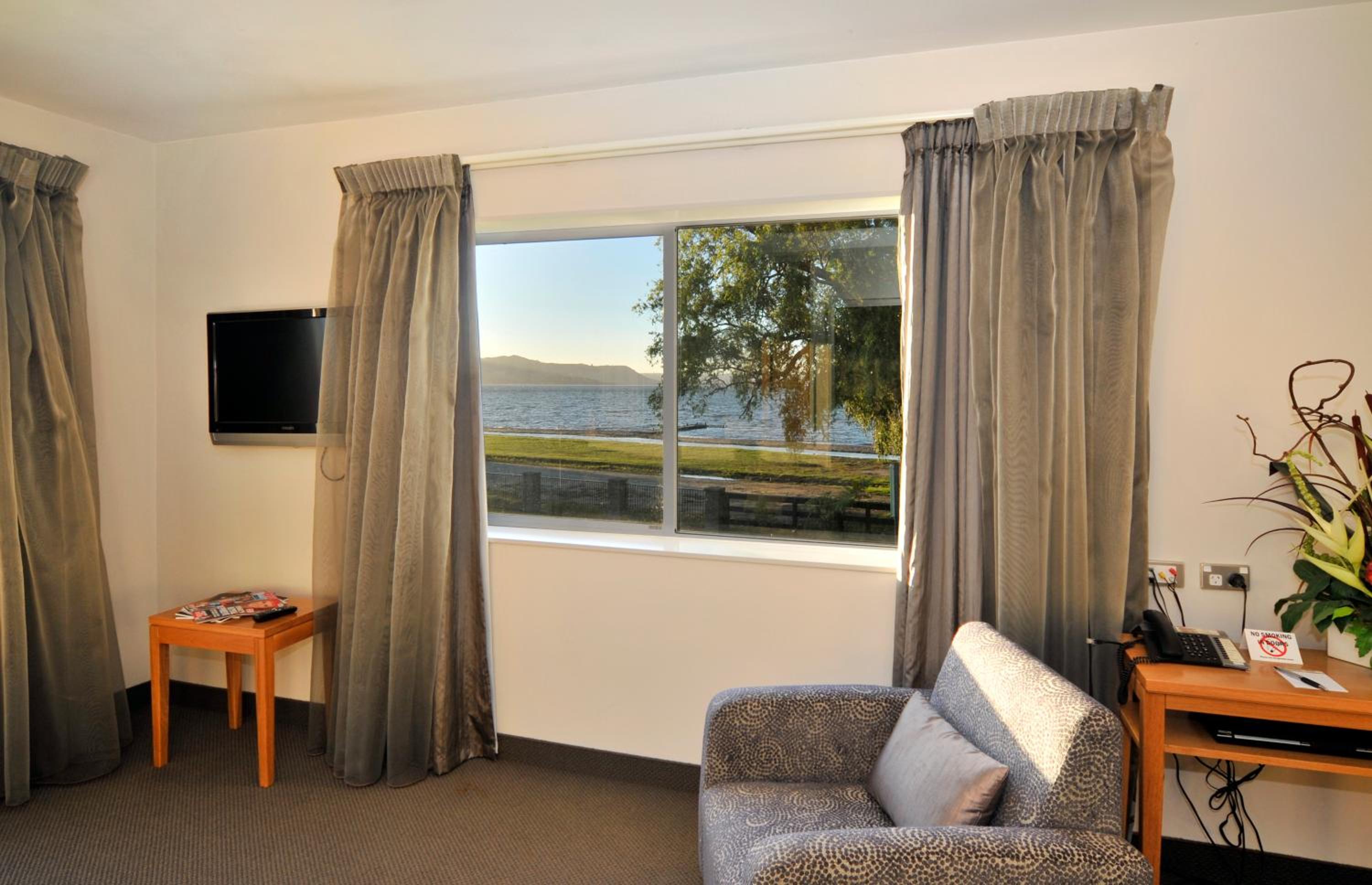 Suite with Lake View - Photo 4