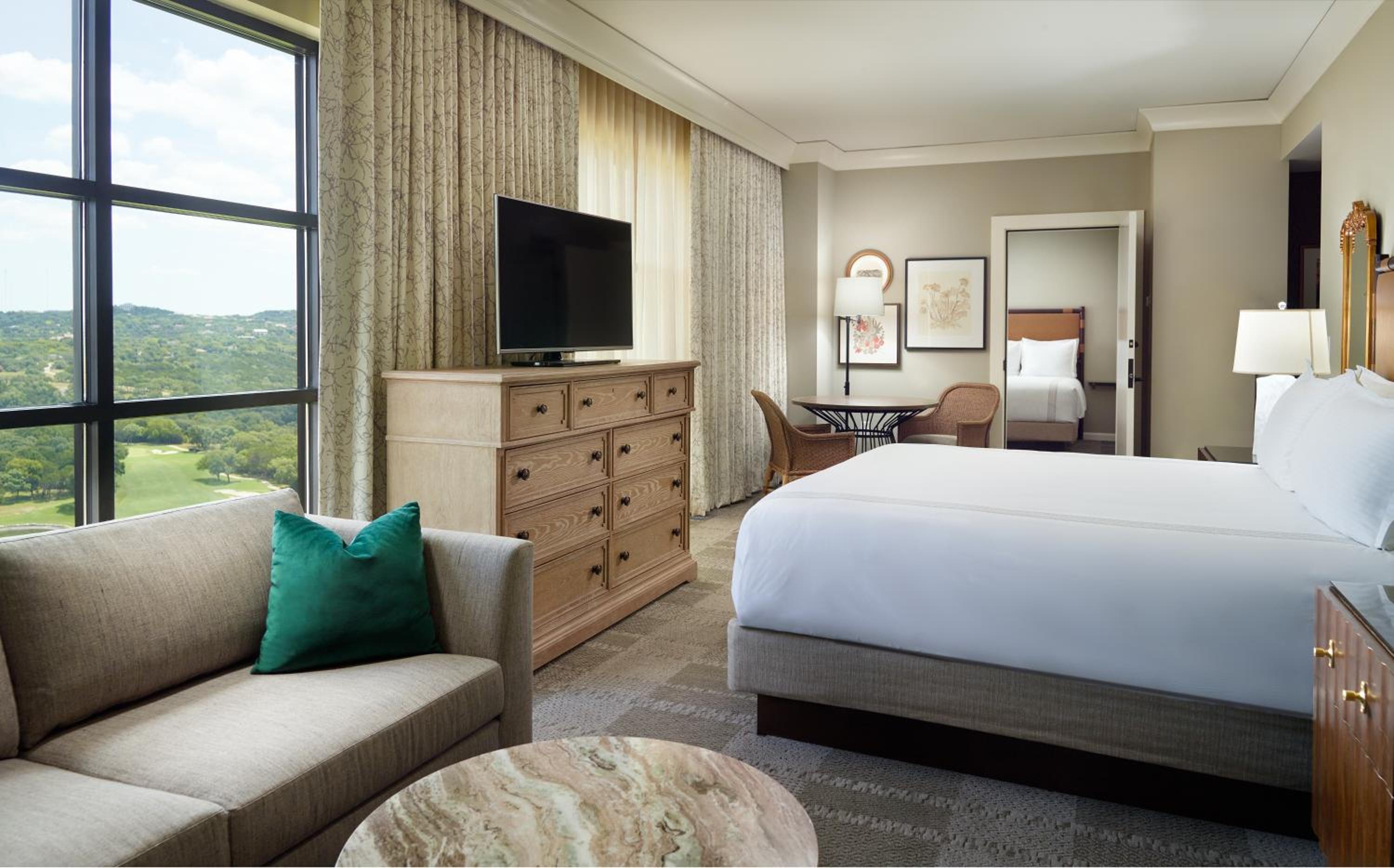 ADA Dlx Room w Roll in Shower-1 King Bed