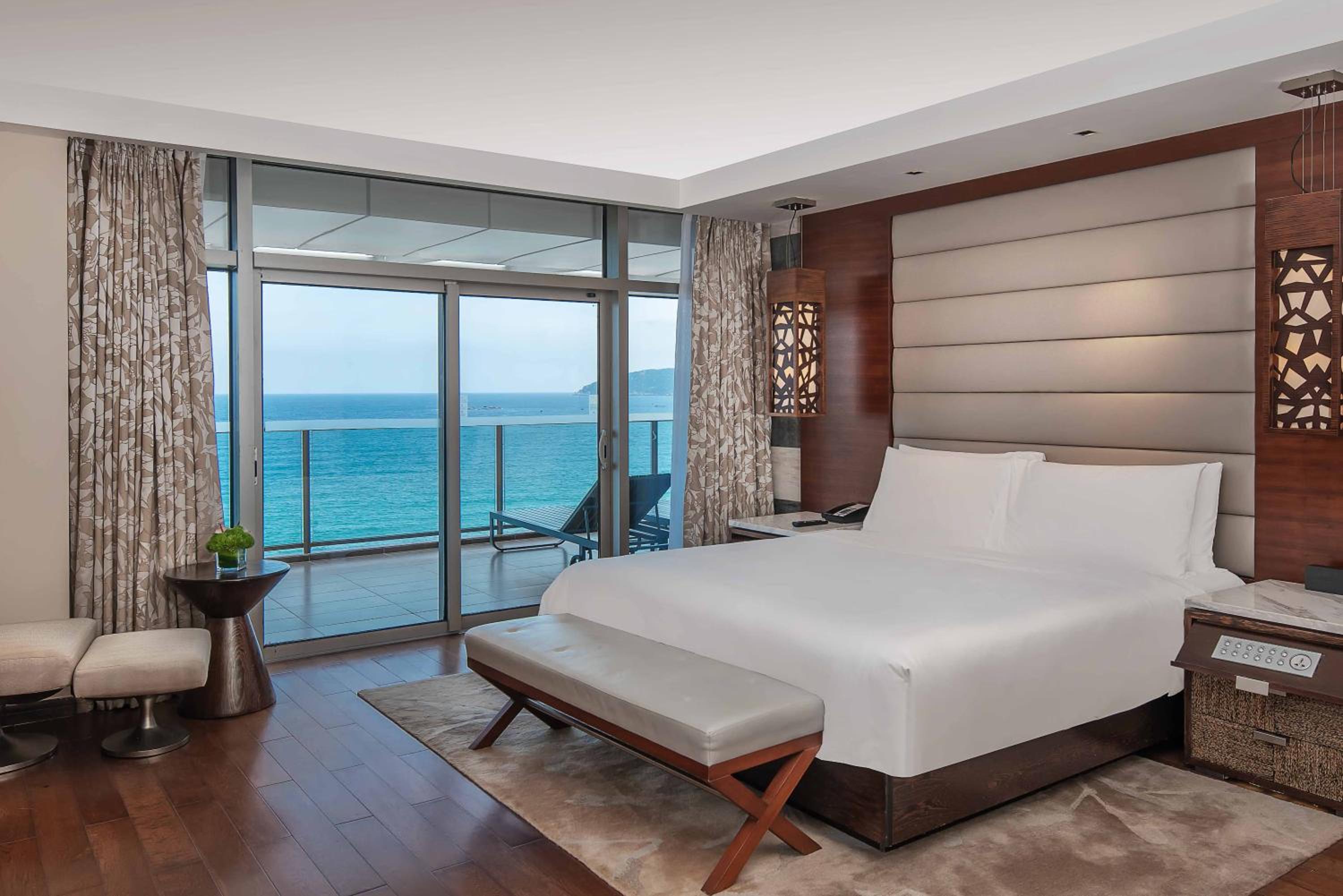 Luxury Suite with Panoramic Ocean View