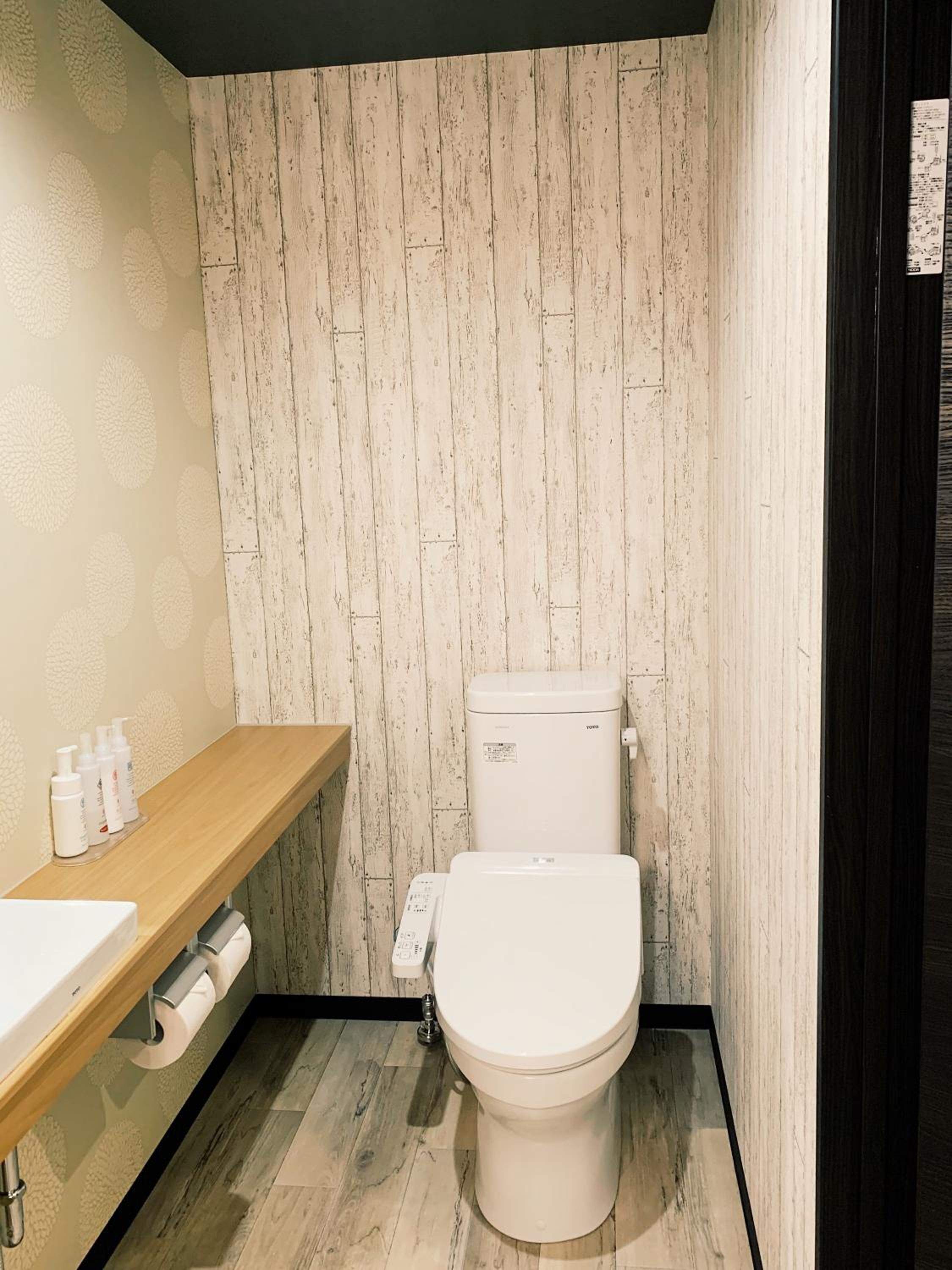 Double Room with Sofa Bed with Private Bathroom - Photo 4